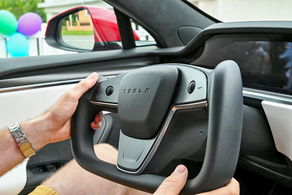 Betiltják a Tesla egyik legmenőbb újítását? Veszélyesnek minősítették az ilyen kormányokat Kínában