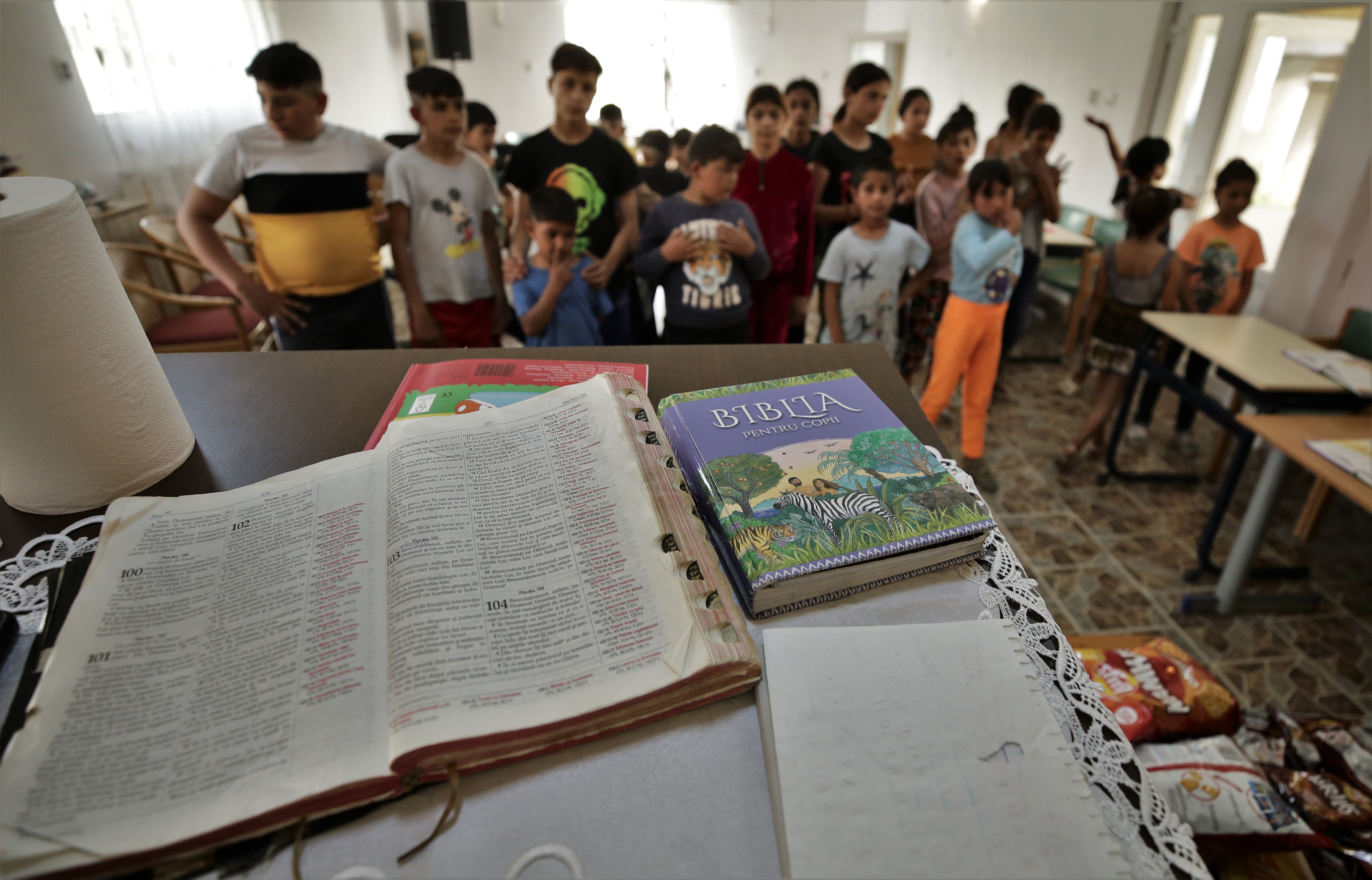 REPORTAJ. Omul care aduce pâinea. Într-un sat din Mureș, un pastor este singurul ajutor pentru zeci de oameni sărmani: „Pentru cei mari e târziu, dar poate copiii să-i scoatem la lumină”