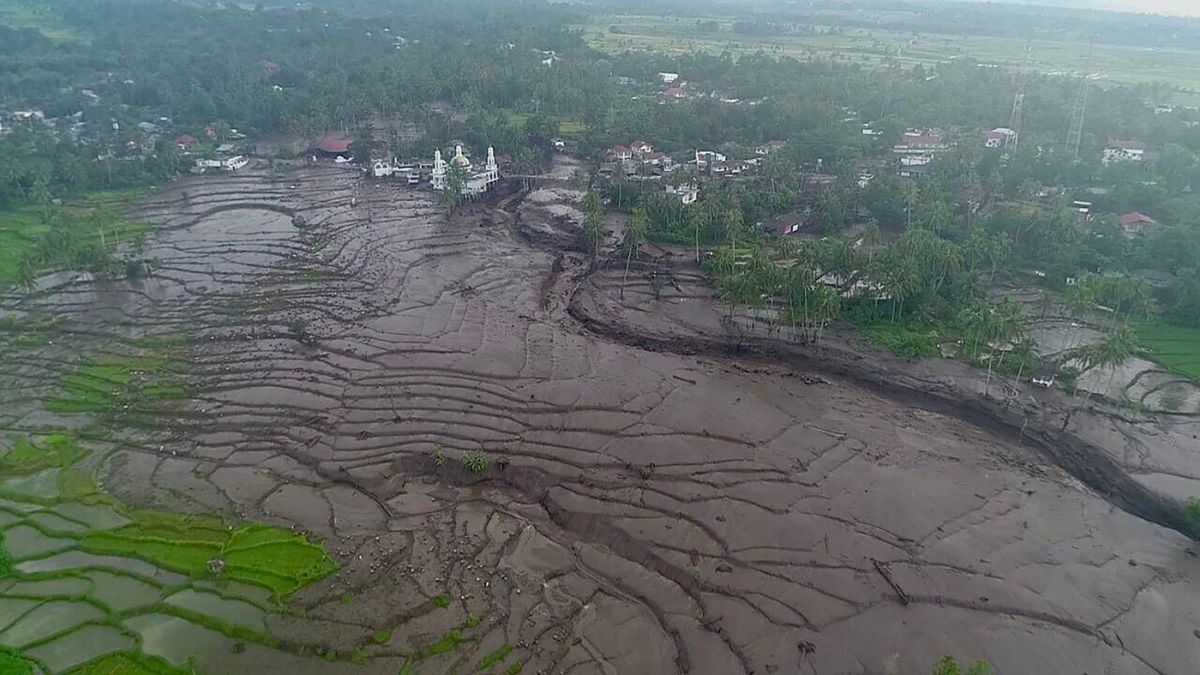 Zeci de morți în Indonezia, în urma unor inundații și scurgeri de lavă rece de la un vulcan