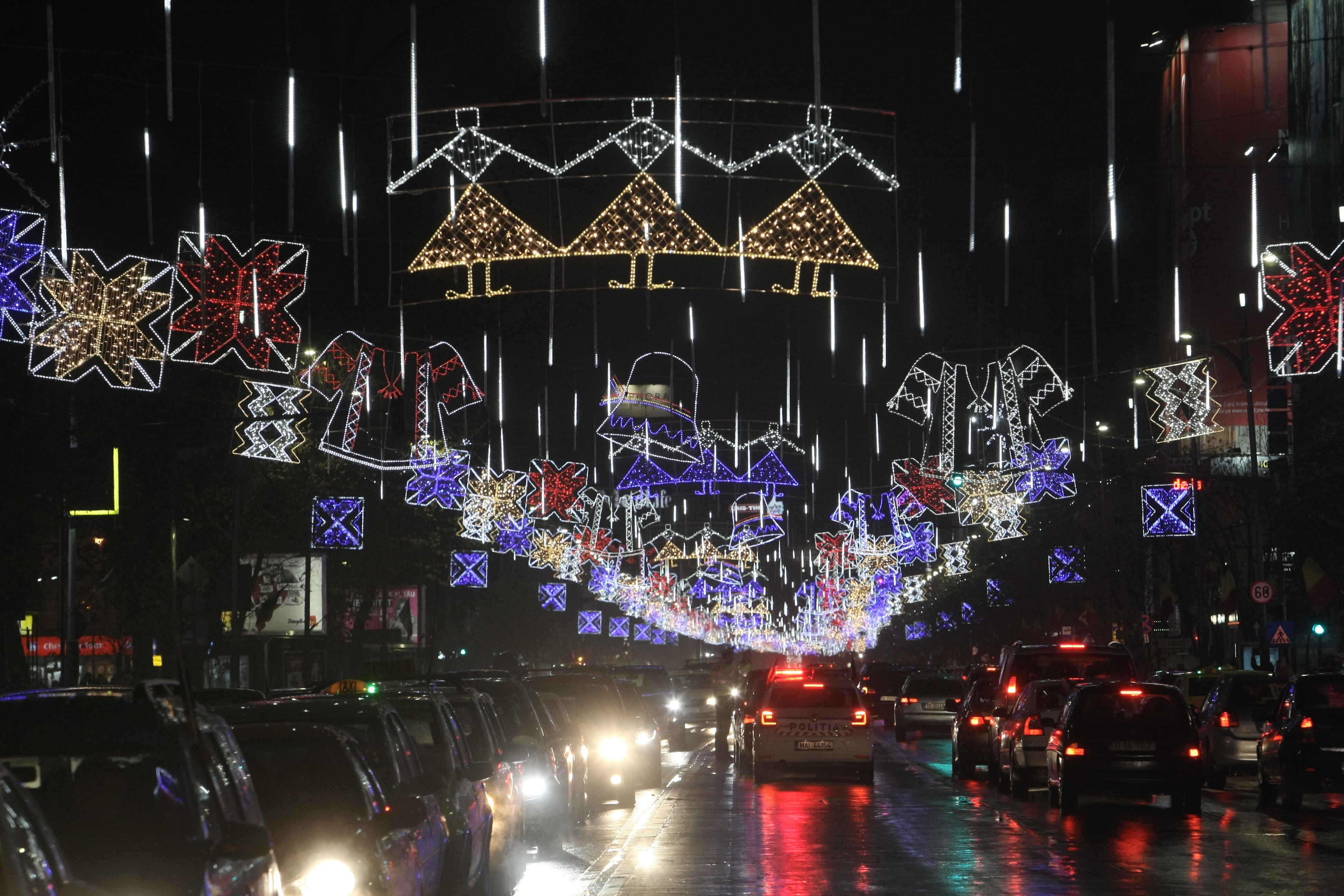 S-au aprins luminițele de Crăciun în București. Iată cum arată centrul Capitalei / GALERIE FOTO