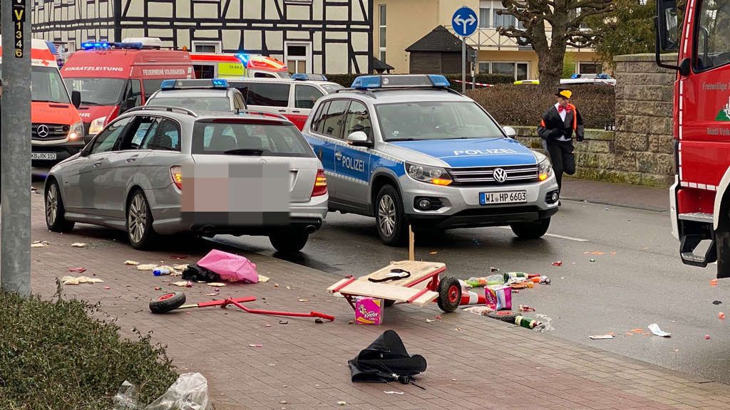 O mașină a intrat în mulțime, la un carnaval din Germania. Martorii spun că șoferul a accelerat intenționat
