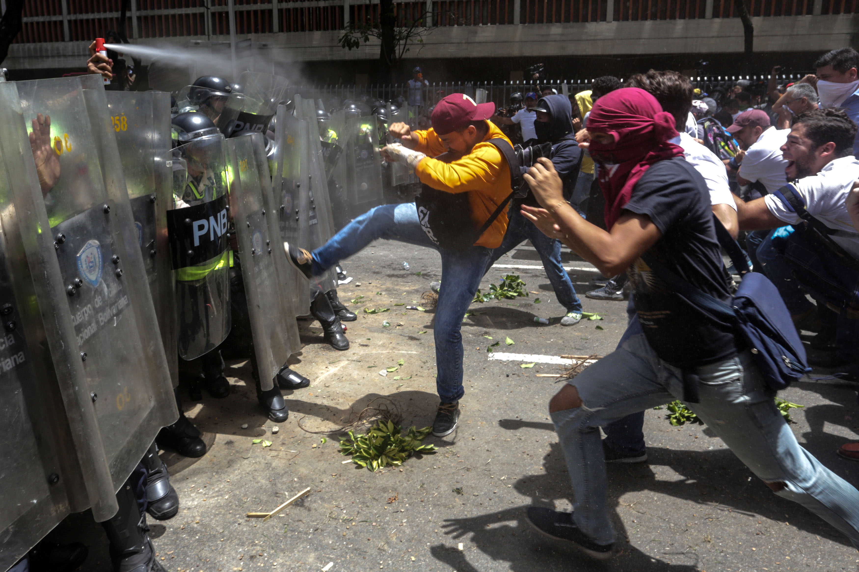 O româncă „vândută” de regimul Ceaușescu cu 10.000 de dolari în Venezuela preferă să rămână în cea mai periculoasă țară din lume decât să revină în România! Povestea fabuloasă a profesoarei de violoncel din Caracas, născută în București