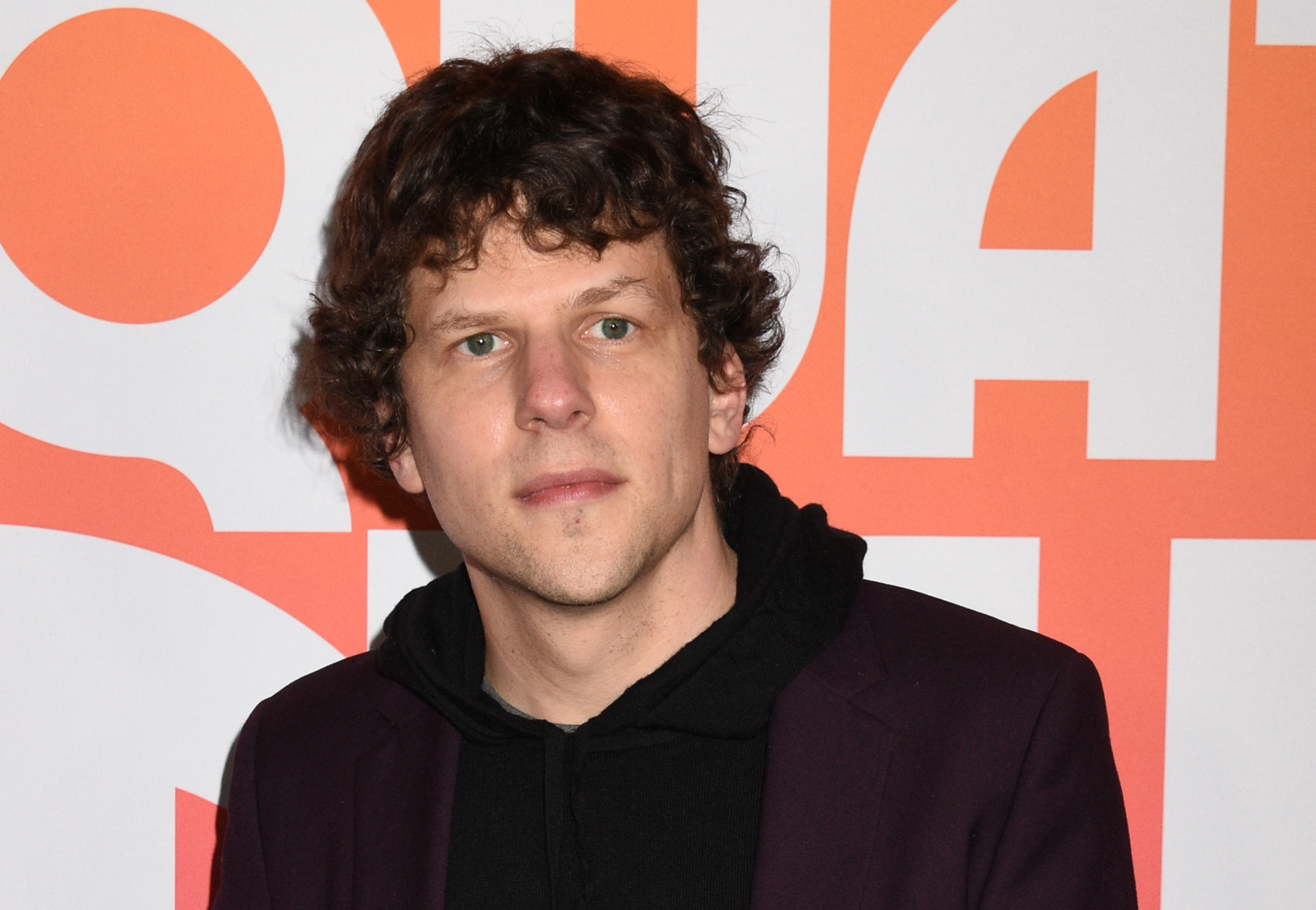 Jesse Eisenberg most a Terror Házánál bukkant fel: lenyűgözte a világsztárt, amit ott látott – fotó