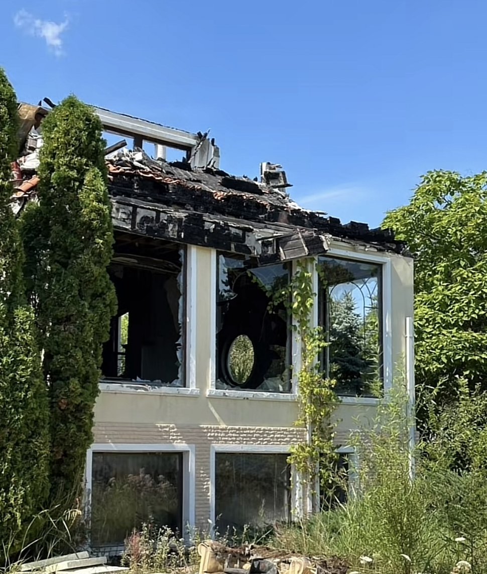 Imagini din interiorul vilei din Izvorani a lui Irinel Columbeanu. Imobilul a ars complet, dar pozele cu fiica lui nu au fost atinse de flăcări