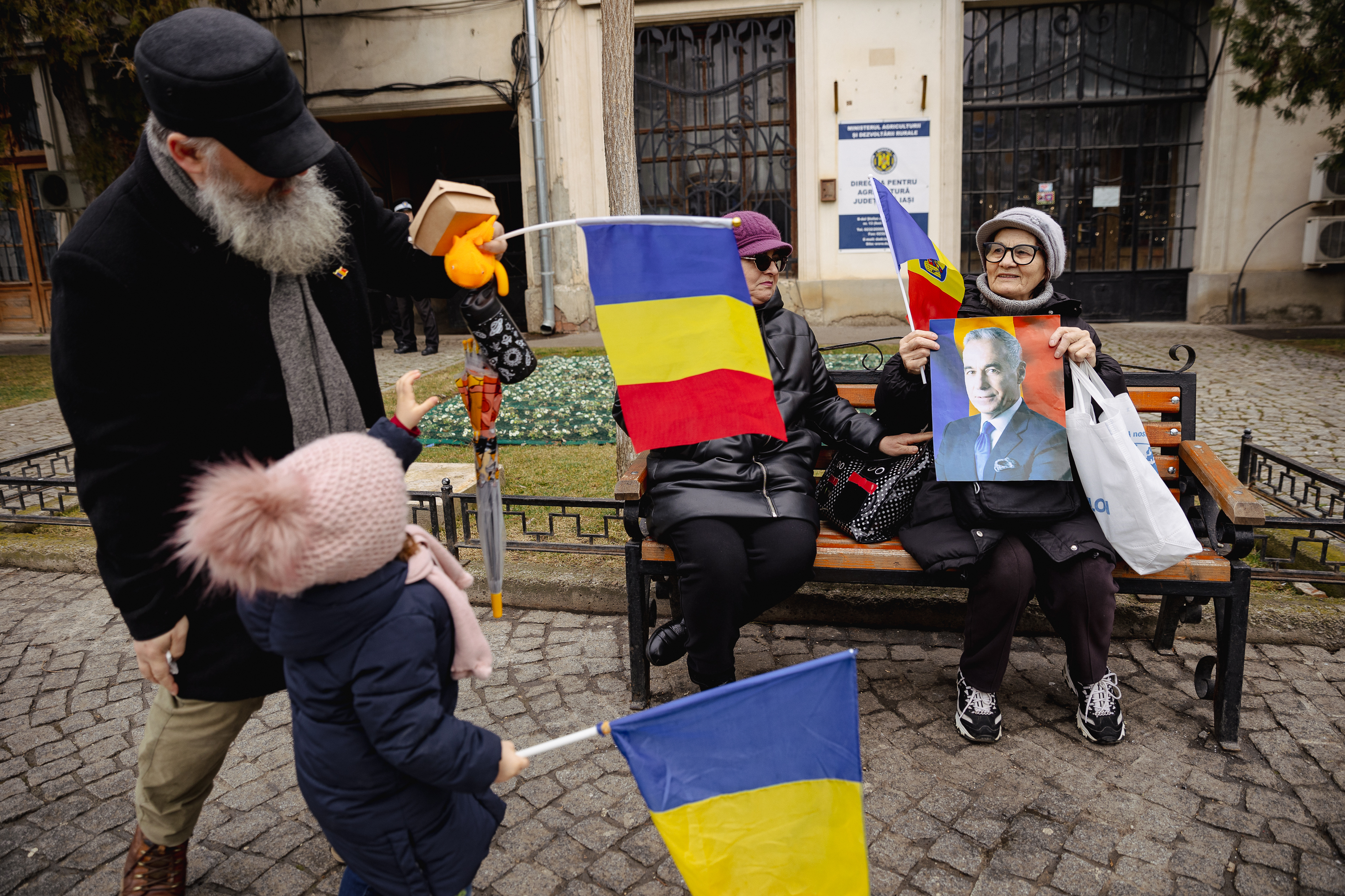 Ziua Unirii în imagini la Iași: câteva mii de oameni s-au bucurat de „sârba moldovenilor” și au fluierat puținii politicieni prezenți | Fotoreportaj