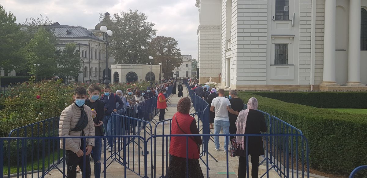 În pandemie, pelerinii Sfintei Parascheva se roagă doar cu buletinul și speră la vremuri mai bune. “N-am văzut niciodată așa ceva!”