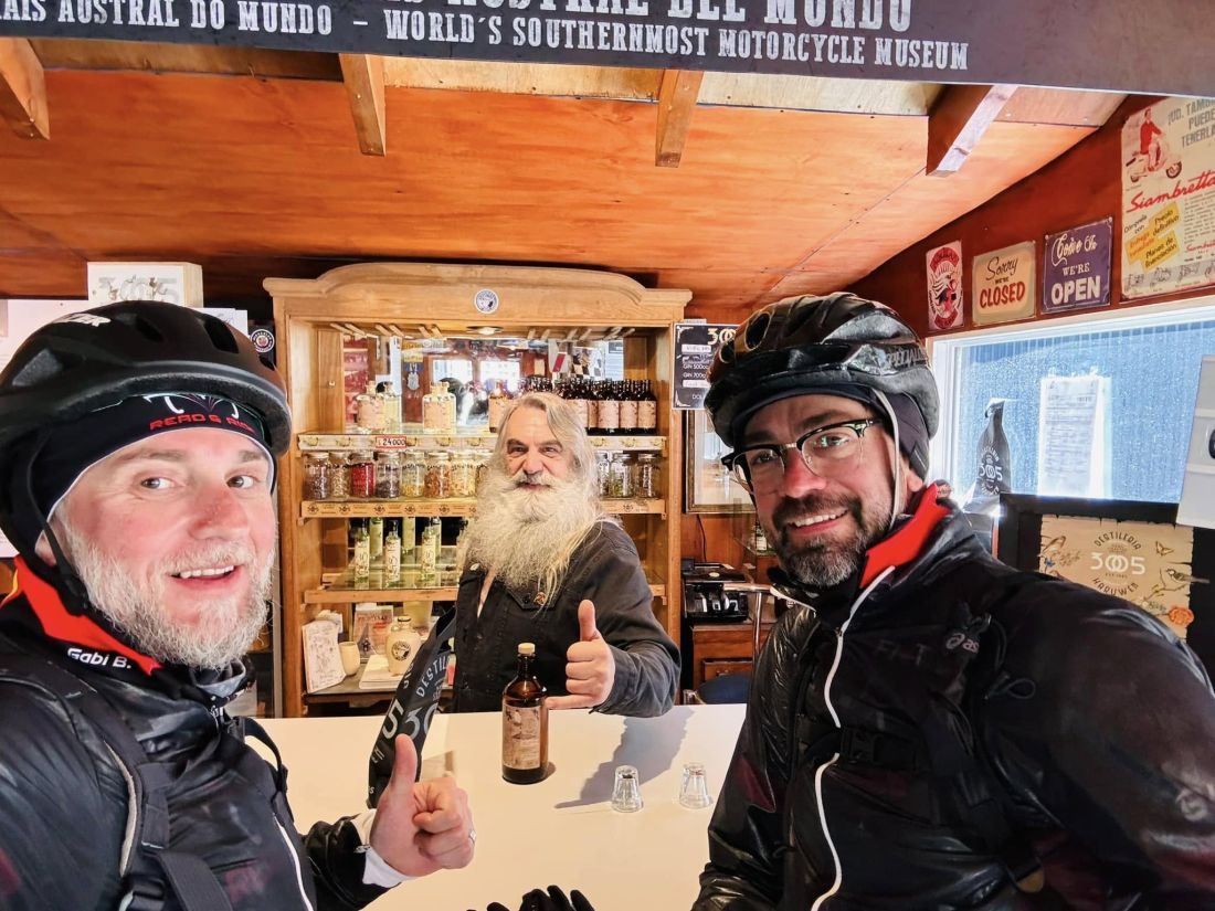 Doi bărbați din Cluj au mers pe biciclete până la „capătul lumii”, în Ushuaia, Argentina