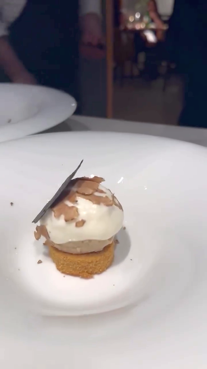 Un român a gătit o trufă la o cină exclusivistă de 10.000 de euro, într-un restaurant cu o stea Michelin, din Italia
