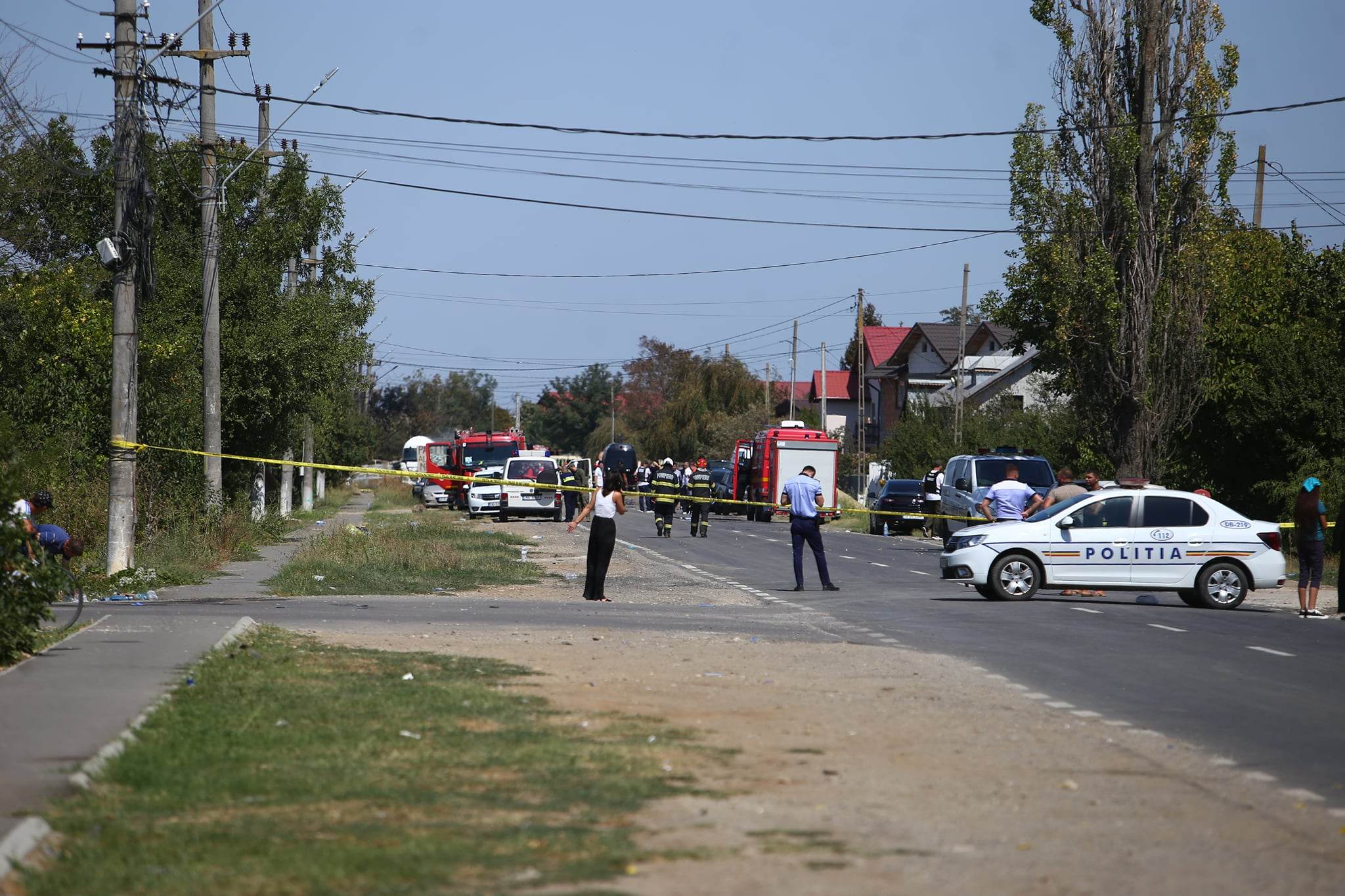 IMAGINILE DIMINEȚII LA CREVEDIA. Oamenii își repară casele, afectate și la 800 de metri de exploziile de la stația GPL. „Ne-au căzut ferestrele, au ieșit din balamale”