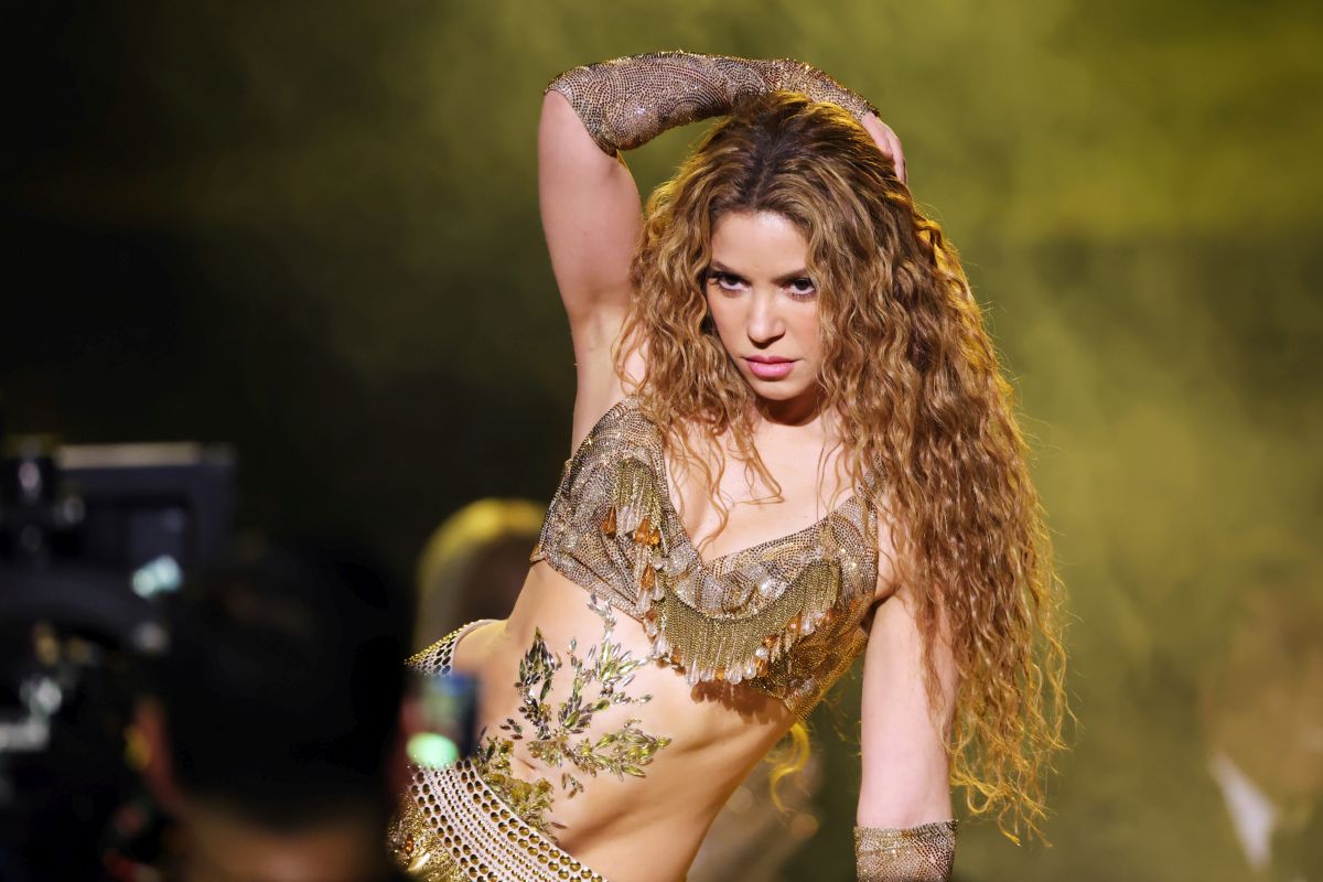 Cum a apărut Shakira la finala Cupei Mondiale FIFA 2026. Imaginile cu artista desculță pe scenă au devenit virale