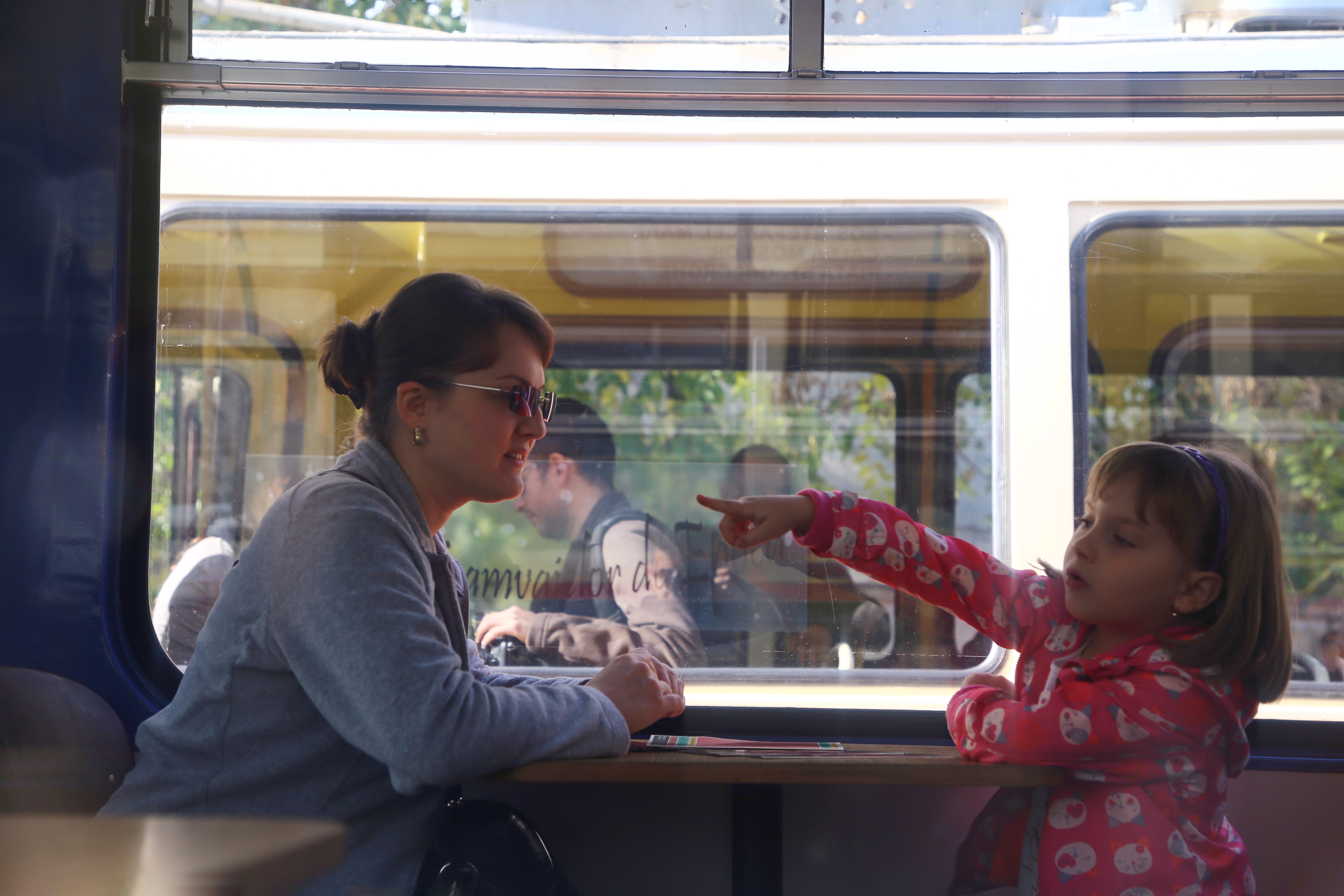 GALERIE FOTO / Imagini inedite cu tramvaiele de epocă, la paradă în București. În vagoane a cântat fanfara, iar vatmanul a purtat uniforma de altădată