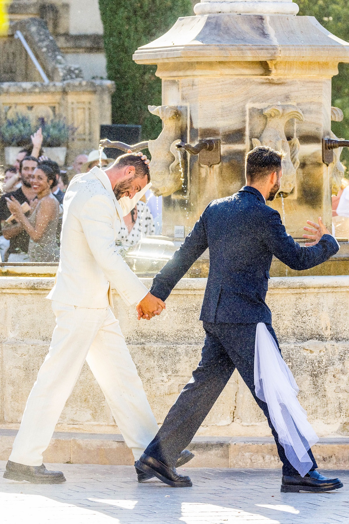 Creatorul de modă Simon Porte Jacquemus s-a căsătorit cu iubitul, cu Marco Maestri. La ceremonie a participat și o vedetă cu origini românești