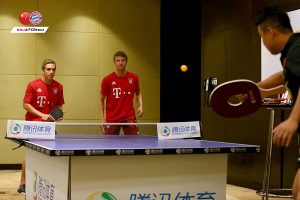 Thomas Muller şi Philipp Lahm au făcut spectacol în China, la tenis de masă / GALERIE FOTO&VIDEO