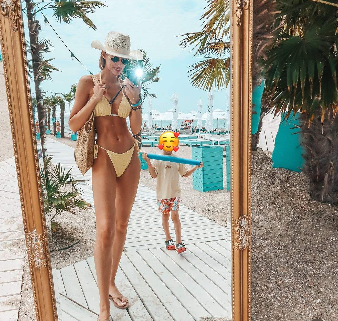 Imagini cu soția lui Dani Oțil în costum de baie. Gabriela Prisăcariu și-a păstrat silueta de fotomodel