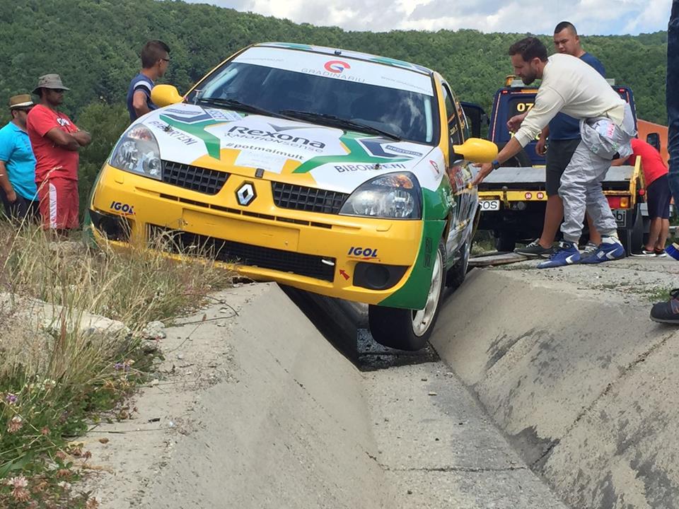 Dani Oțil a ajuns cu mașina în șant! A făcut accident la raliul de la Rânca GALERIE FOTO