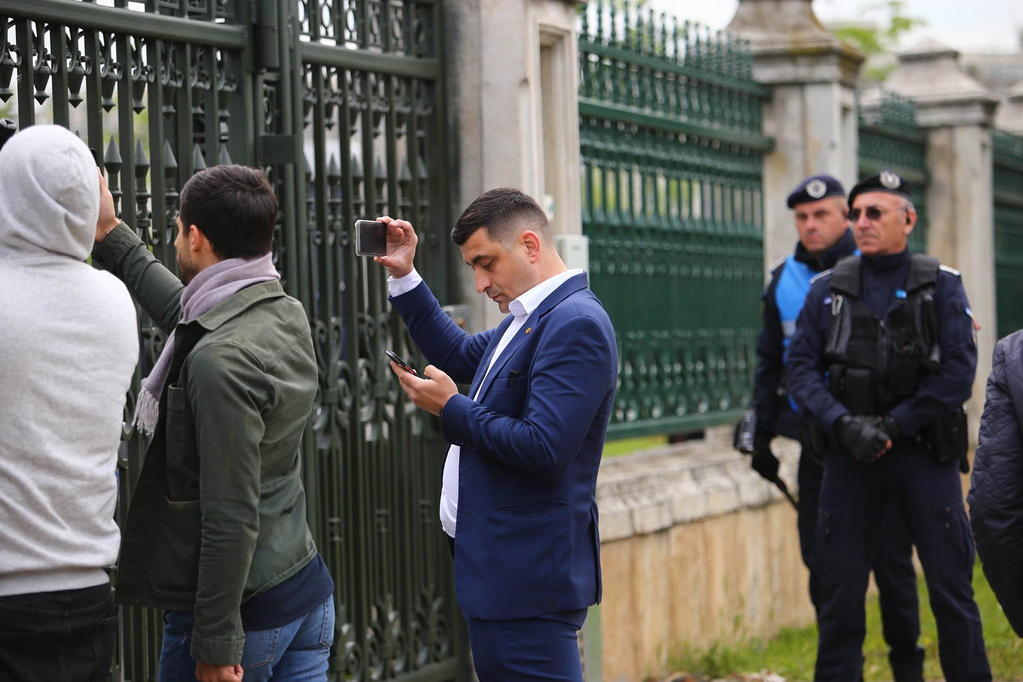 Îmbrânceli între manifestanți și jandarmi la protestul AUR față de „legile antinaționale”, la poarta Parlamentului