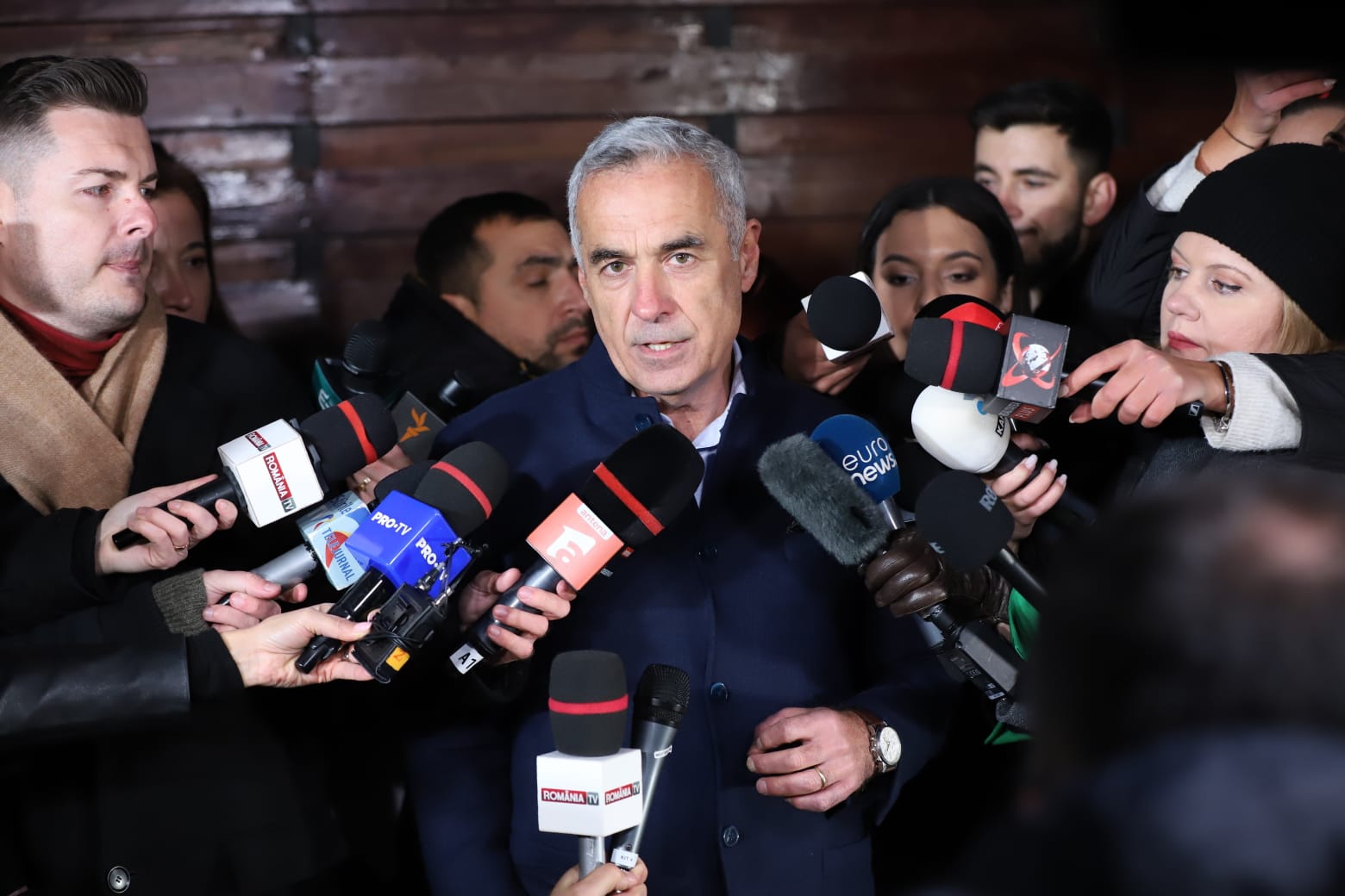 Călin Georgescu a chemat presa la poartă, dar a refuzat să răspundă la întrebări. Jurnaliștii: „Și Vladimir Putin răspunde”