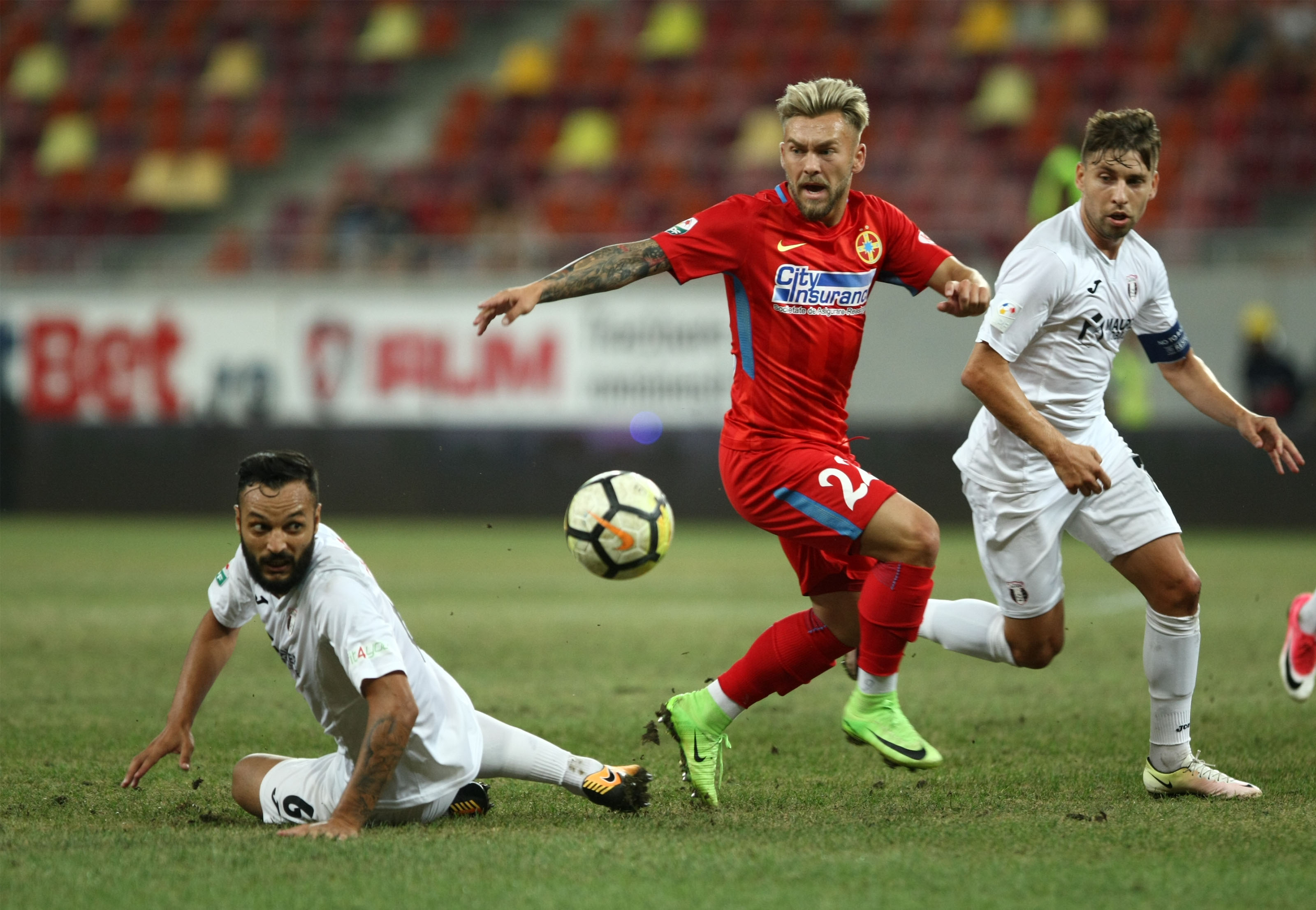 Liga 1, etapa a 6-a: FCSB - Astra 1-1. Conflict între Iordănescu şi Popescu. Teixeira, accidentat. Golofca, gol nevalidat. Gazonul, execrabil. Reacţii | FOTO & VIDEO
