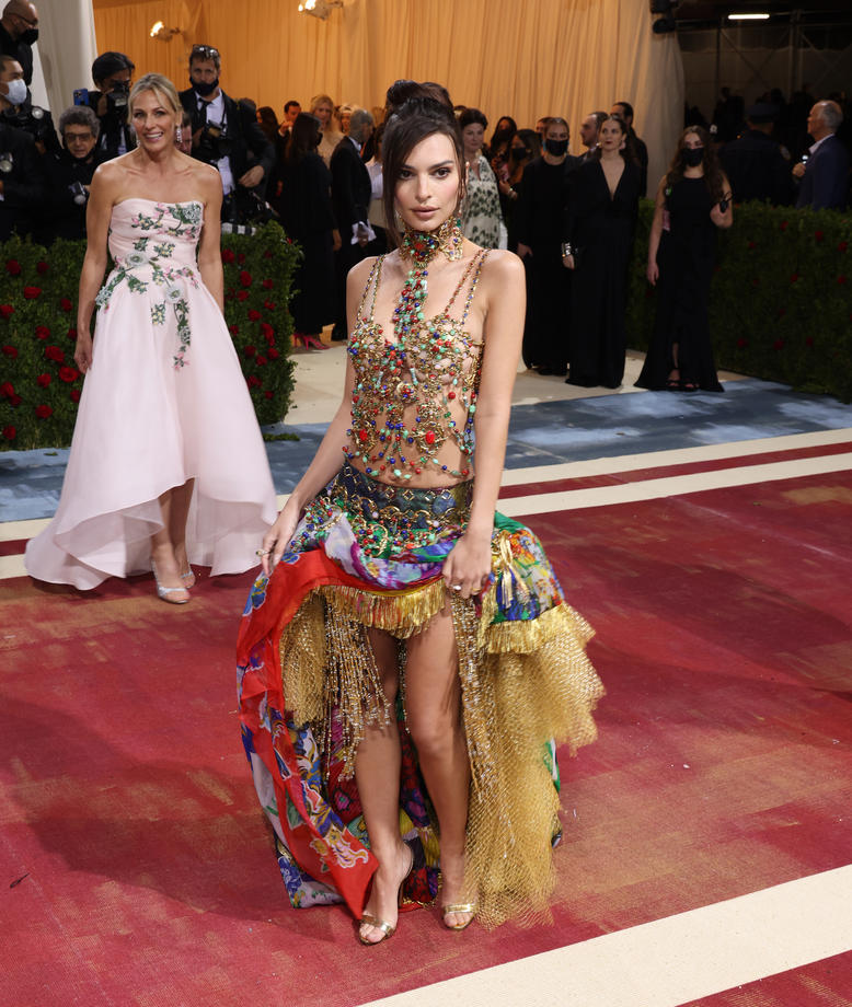 Ținute spectaculoase la Met Gala 2022. O celebră actriță s-a dezbrăcat pe covorul roșu și a apărut cu sânii la vedere