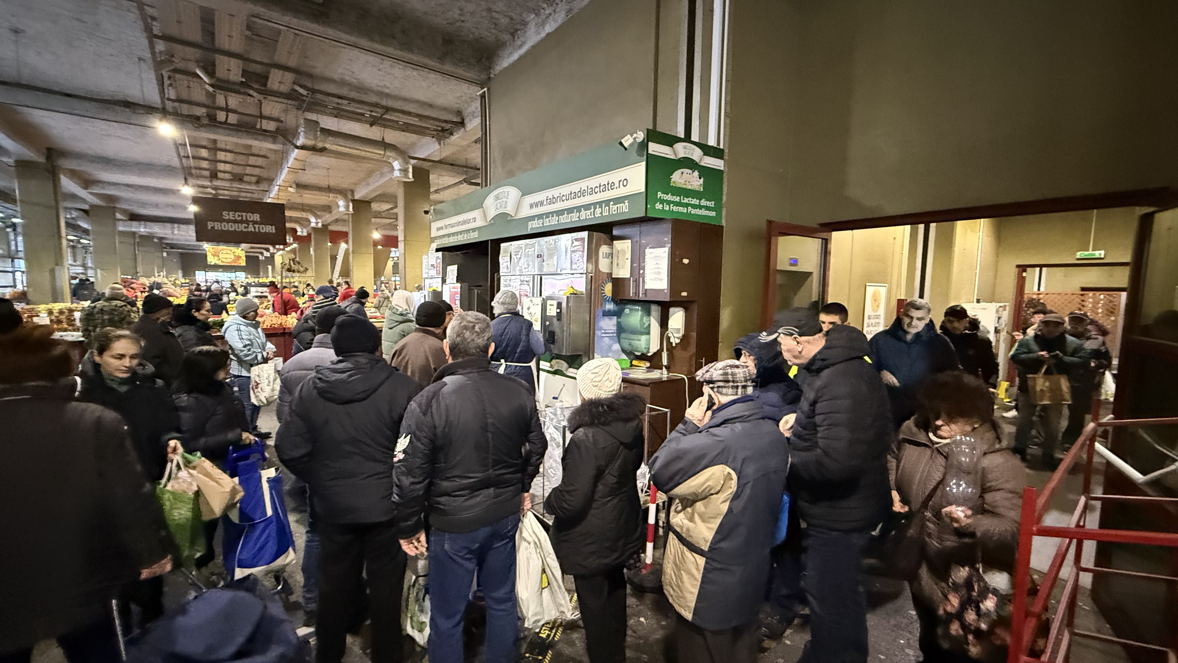 Cozile la lapte au revenit în București. De ce stau oamenii din nou la rând: „Nu mai găsești așa ceva”
