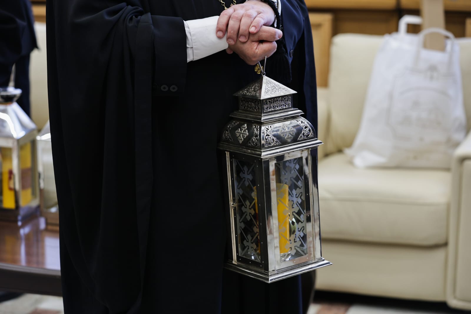 „Hristos a Înviat!” a răsunat sâmbătă la miezul nopții în întreaga Românie. „Un dar al iubirii lui Dumnezeu pentru noi toți”