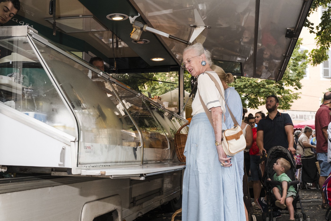 Regina Margrethe a Danemarcei a abdicat în ianuarie, dar continuă să meargă la cumpărături într-o piață din Franța, așa cum o face de 50 de ani