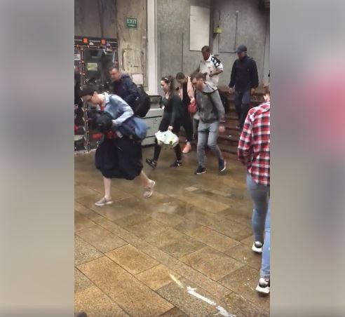 Ploaia torențială din București. Peste 100 de intervenții ale pompierilor, după inundarea mai multor străzi, curți și subsoluri. Și stația de metrou Aviatorilor a fost inundată