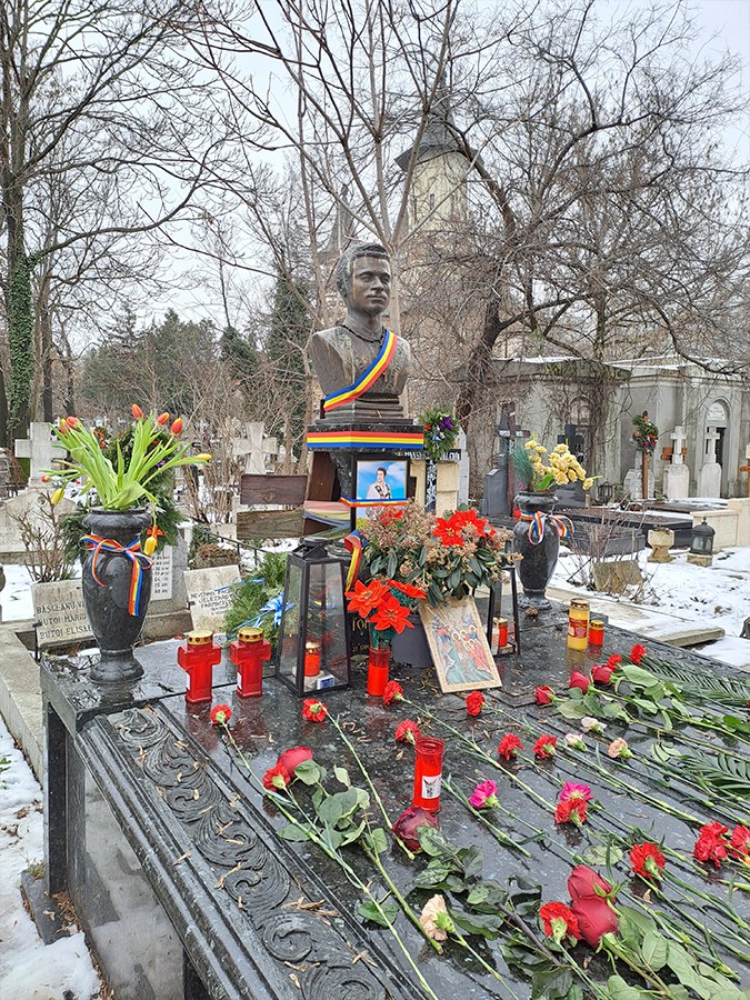 Ce a găsit Ionuț Dolănescu la mormântul tatălui său. Ion Dolănescu ar fi împlinit 82 de ani pe 25 ianuarie