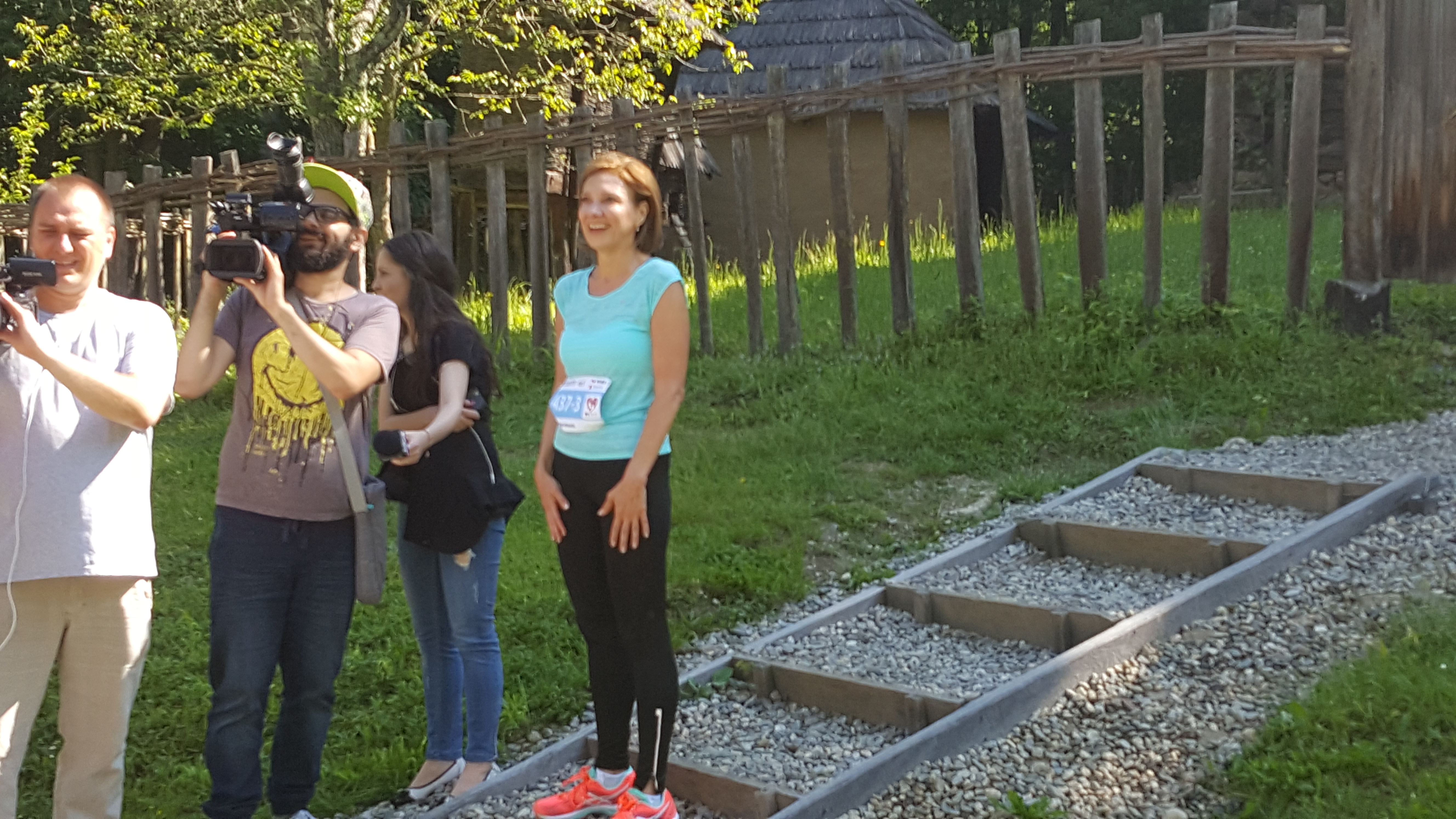 FOTO / VIDEO | Carmen Iohannis a alergat la SemiMaratonul Sibiului. Președintele a așteptat-o la linia de finnish