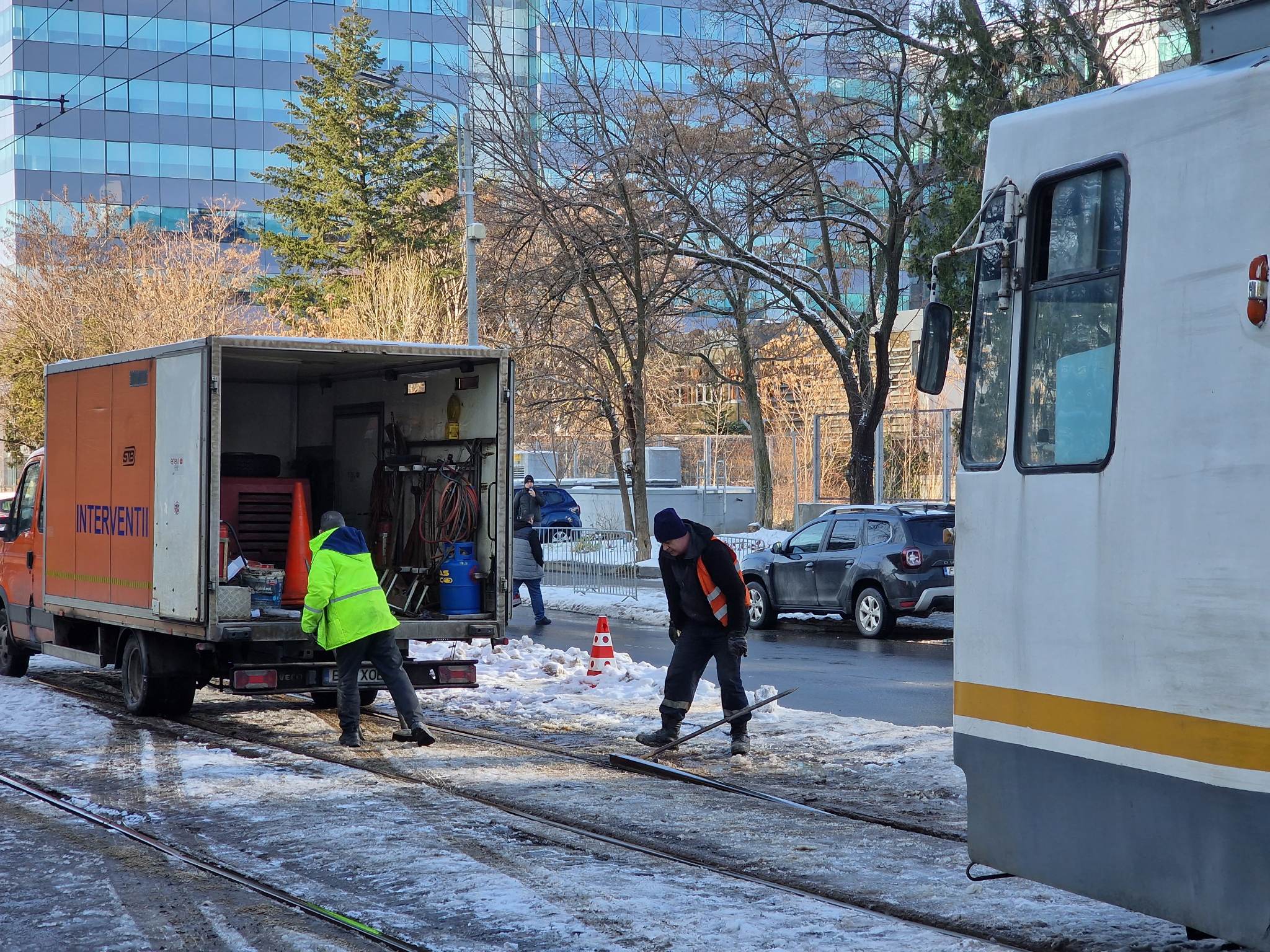 Circulația tramvaielor, blocată timp de 35 de minute în Pipera, după ce a sărit o șină pe bulevardul Dimitrie Pompeiu