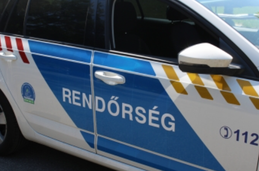 Ámokfutó őrjöngött Dabason: baltával támadt egy rendőrautóra, majd egy rendőrségi kisbusszal ütközött - rálőttek a zsaruk