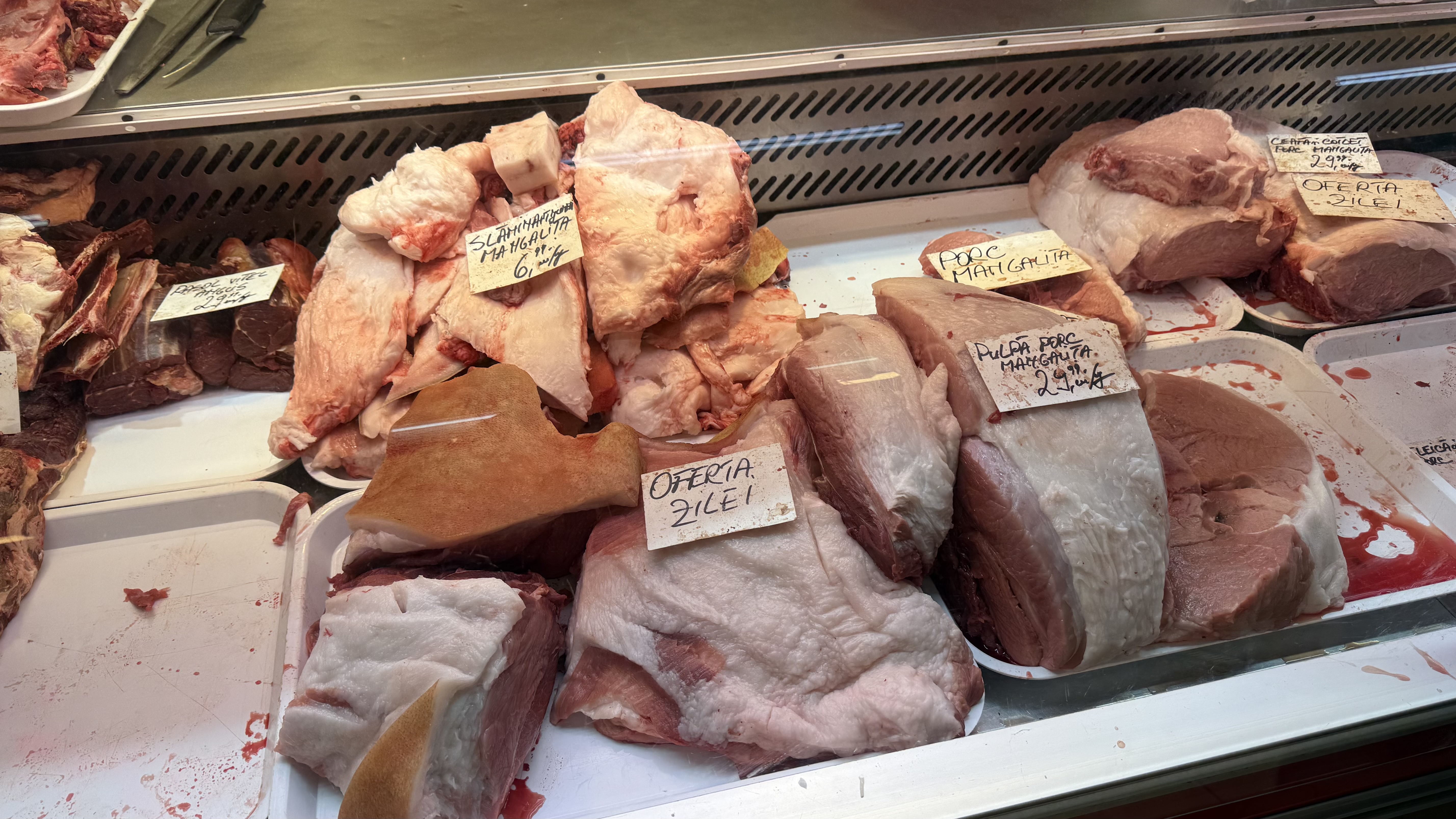 A început bătălia pentru carnea de porc. Reportaj în hala Obor: cât ne costă preparatele pentru sarmale și tobă?