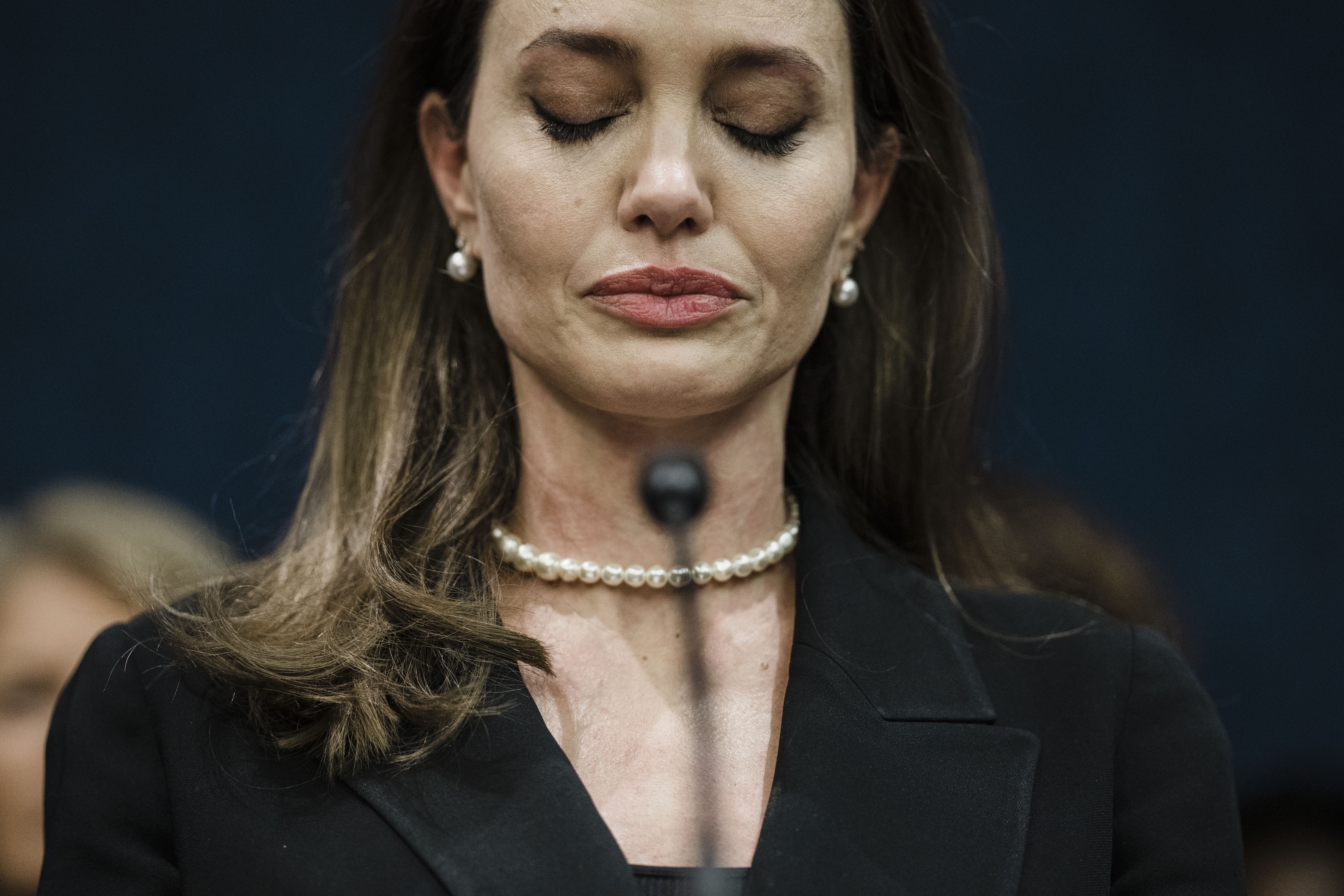 Angelina Jolie, discurs în lacrimi la Capitoliu pentru o nouă lege împotriva violenţei domestice