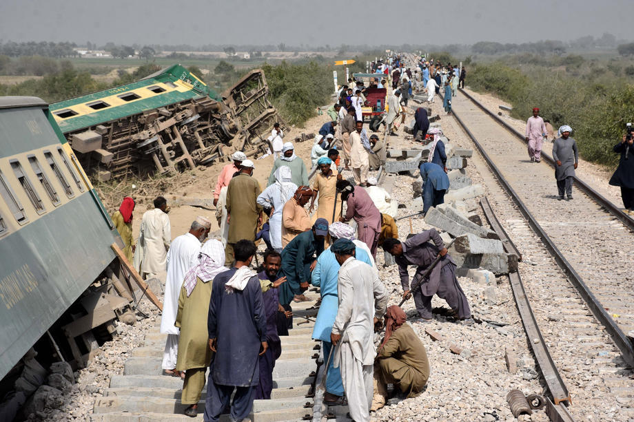 Cel puțin 30 de morți, după ce două trenuri s-au ciocnit în Pakistan