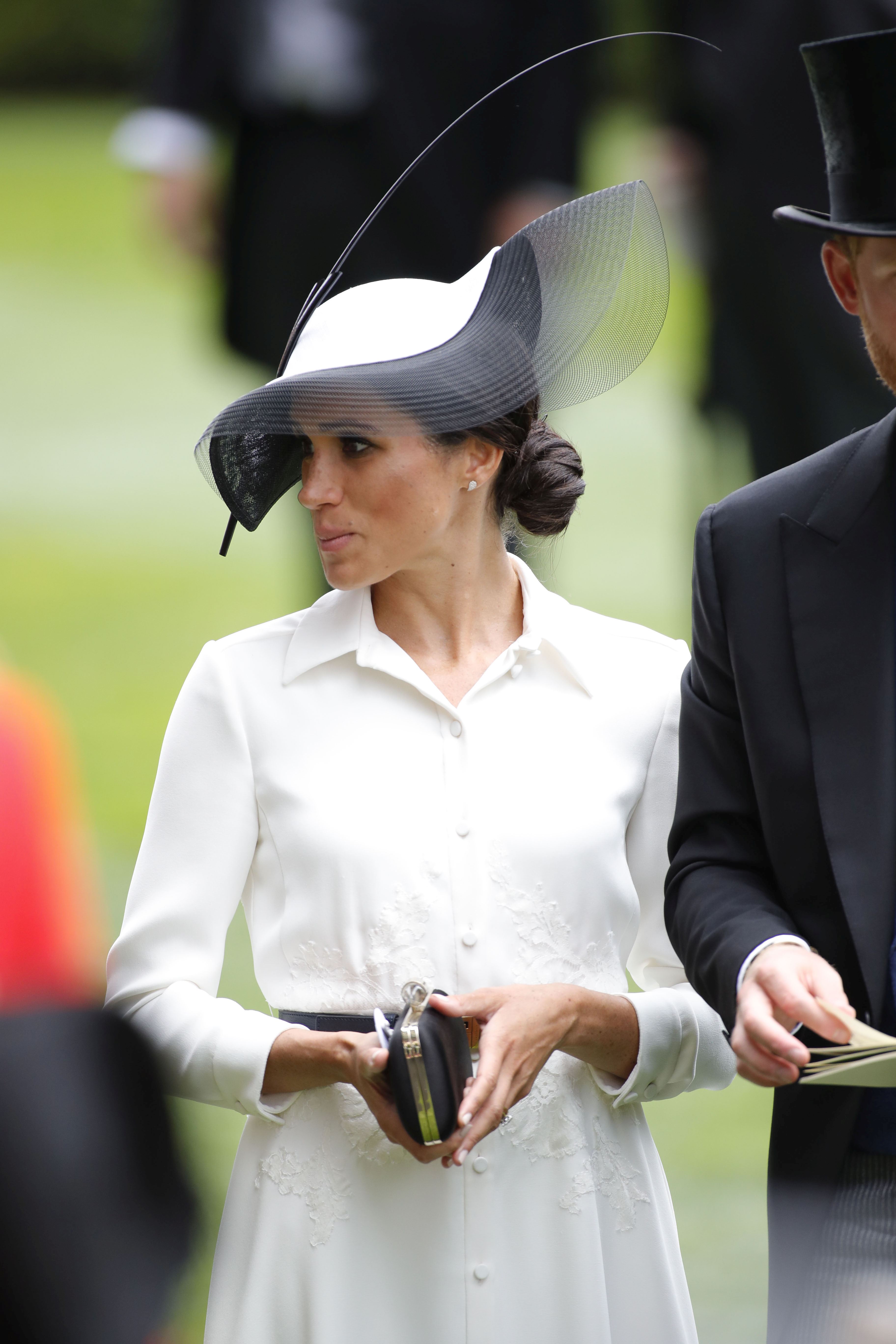 Cât a cheluit Meghan Markle pe ținutele ei de când a devenit ducesă. Suma este uriașă