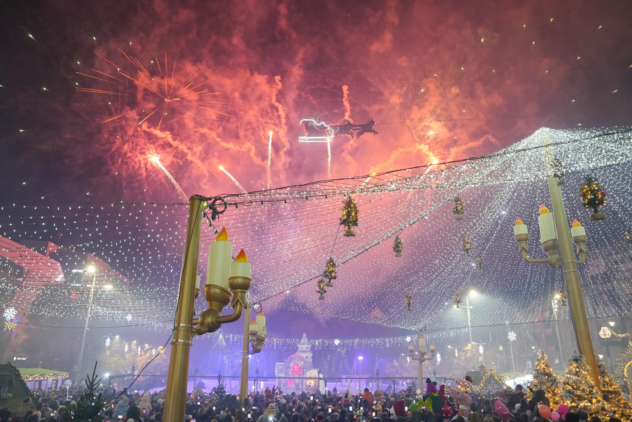 Târgul de Crăciun Craiova 2025. Vizitatorii vor putea cumpăra cârnați, caltaboși, mici și jumări, iar cei mici se vor bucura de casa lui Moș Crăciun