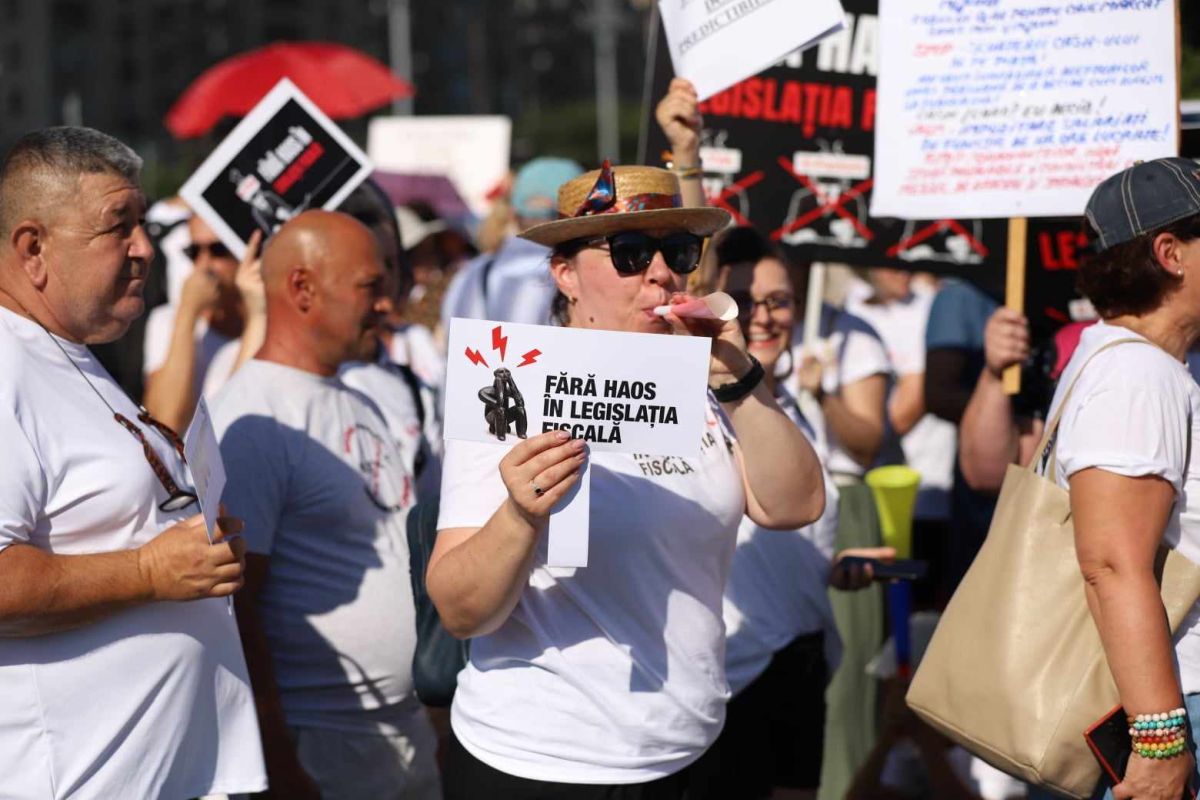 Protest al contabililor și economiștilor în București. Ministrul Boloș, după discuții: „Cea mai importantă concluzie este că vom mai dialoga”