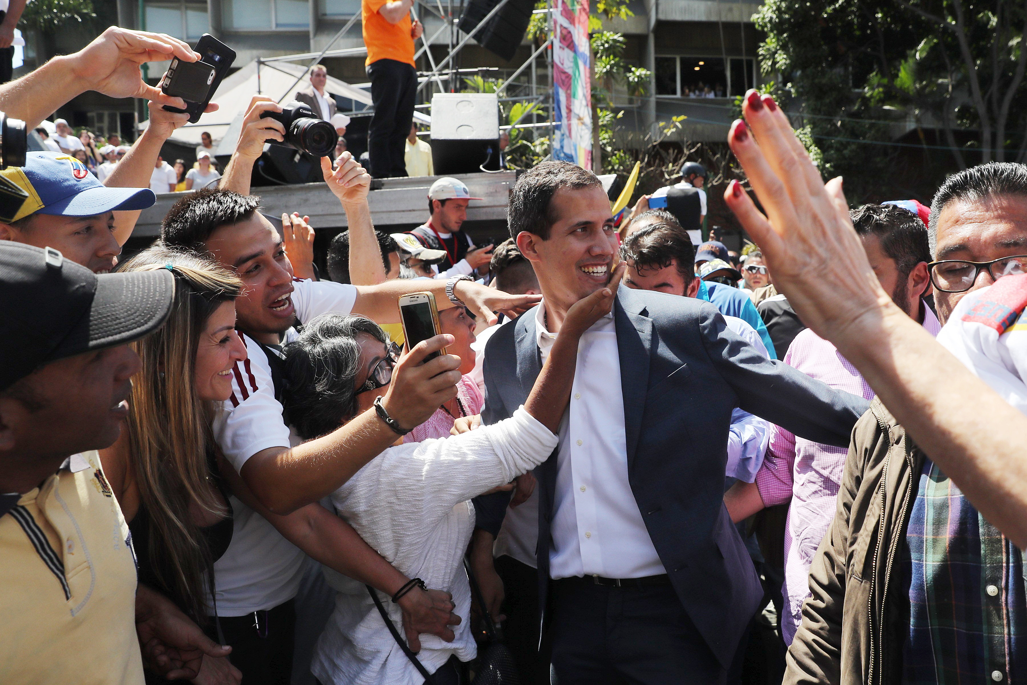 Criza din Venezuela | Străzile din Caracas, ocupate de susținătorii lui Guaido și Maduro. FOTO