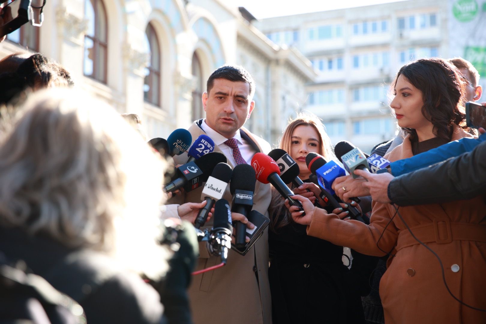 Soția lui George Simion, în negru din cap până în picioare în ziua alegerilor prezidențiale. Gestul făcut de Ilinca Simion în secția de vot