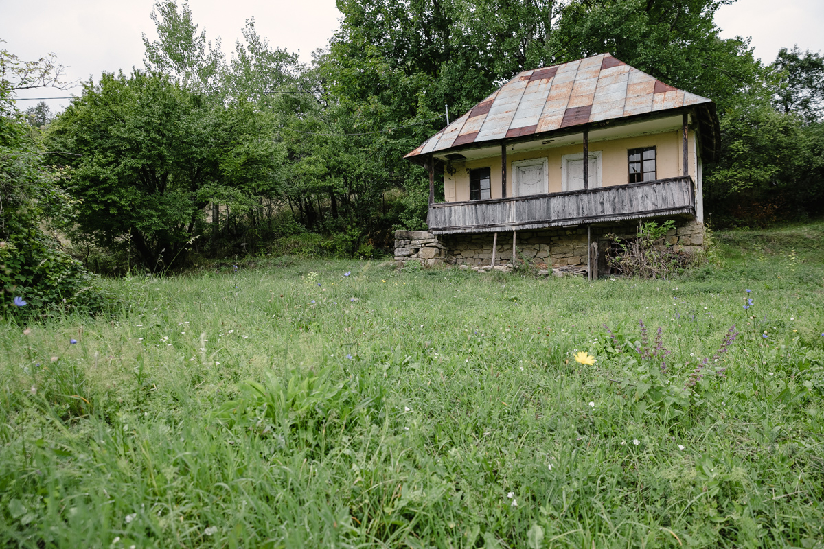 REPORTAJ. Viața celor 10 locuitori rămași în satul în care Gigi Becali a făcut o mănăstire și are planuri pentru alta: „Domnul ăsta a venit la poartă, m-a întrebat câţi ani am, apoi s-a dus şi mi-a adus o găleată de apă”