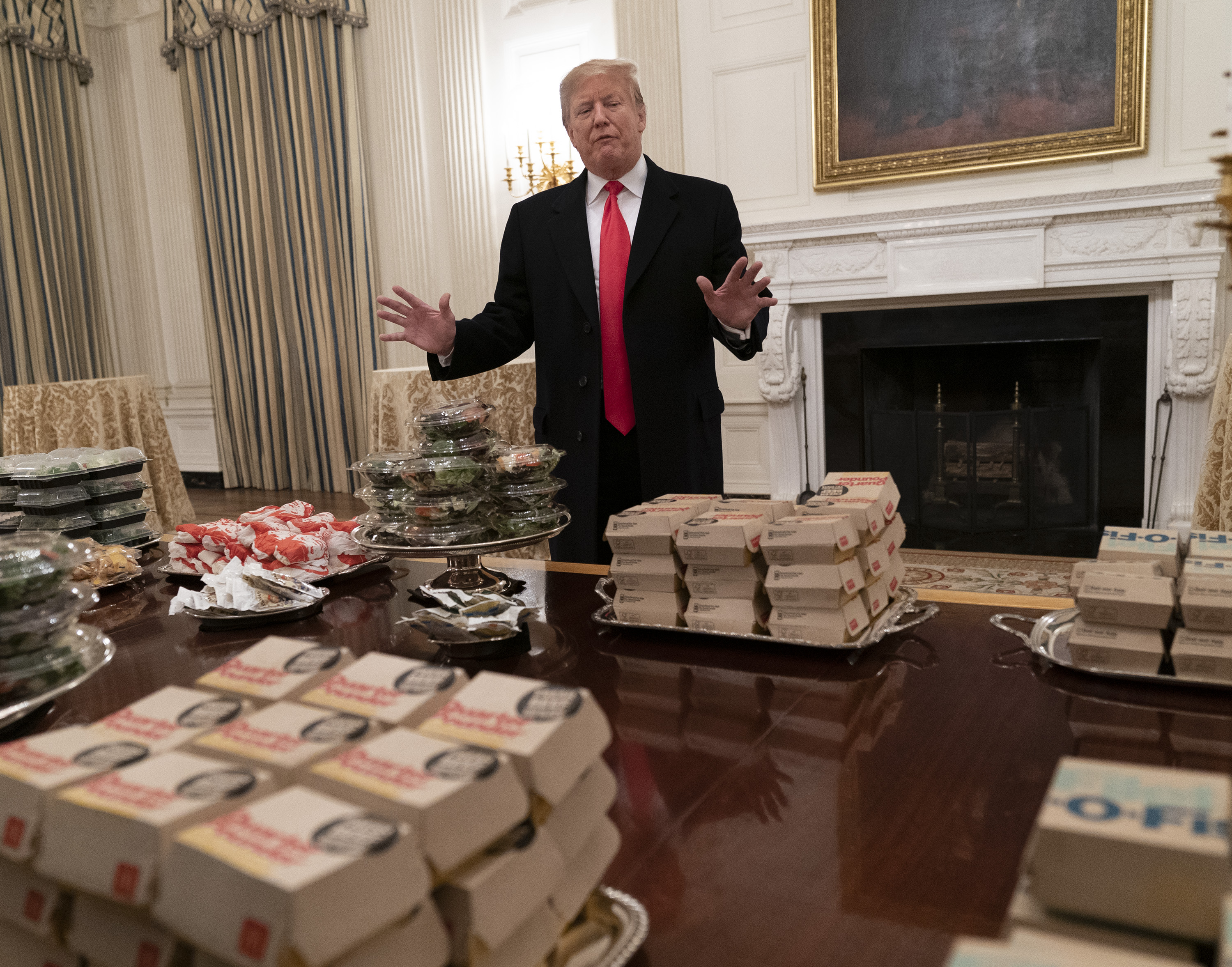 FOTO & VIDEO | Trump a servit invitații de la Casa Albă cu hamburgeri: "Am pus pe masă cea mai bună mâncare americană"