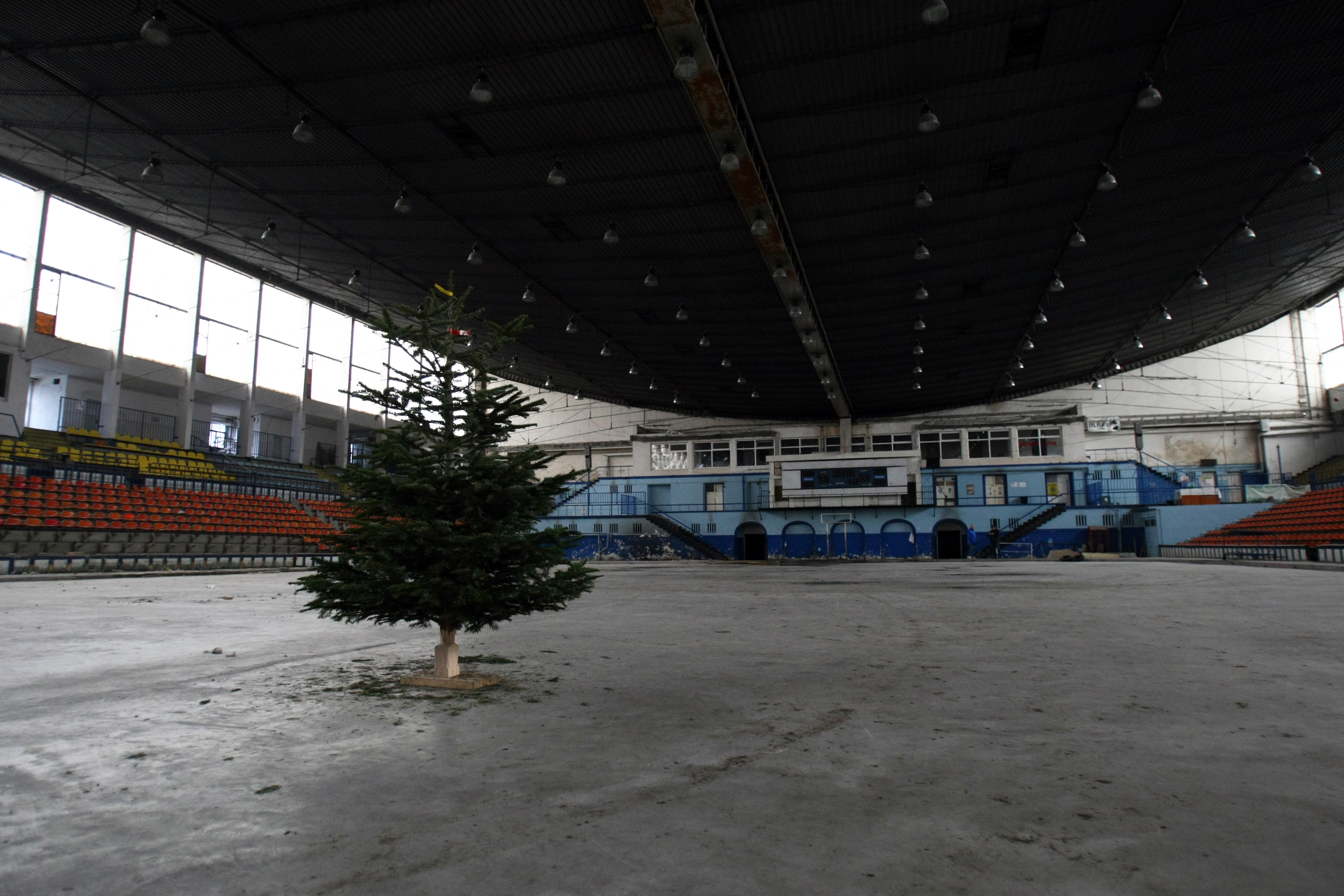Patinoarul "Flamaropol" e o ruină. Reconstrucția întârzie / GALERIE FOTO