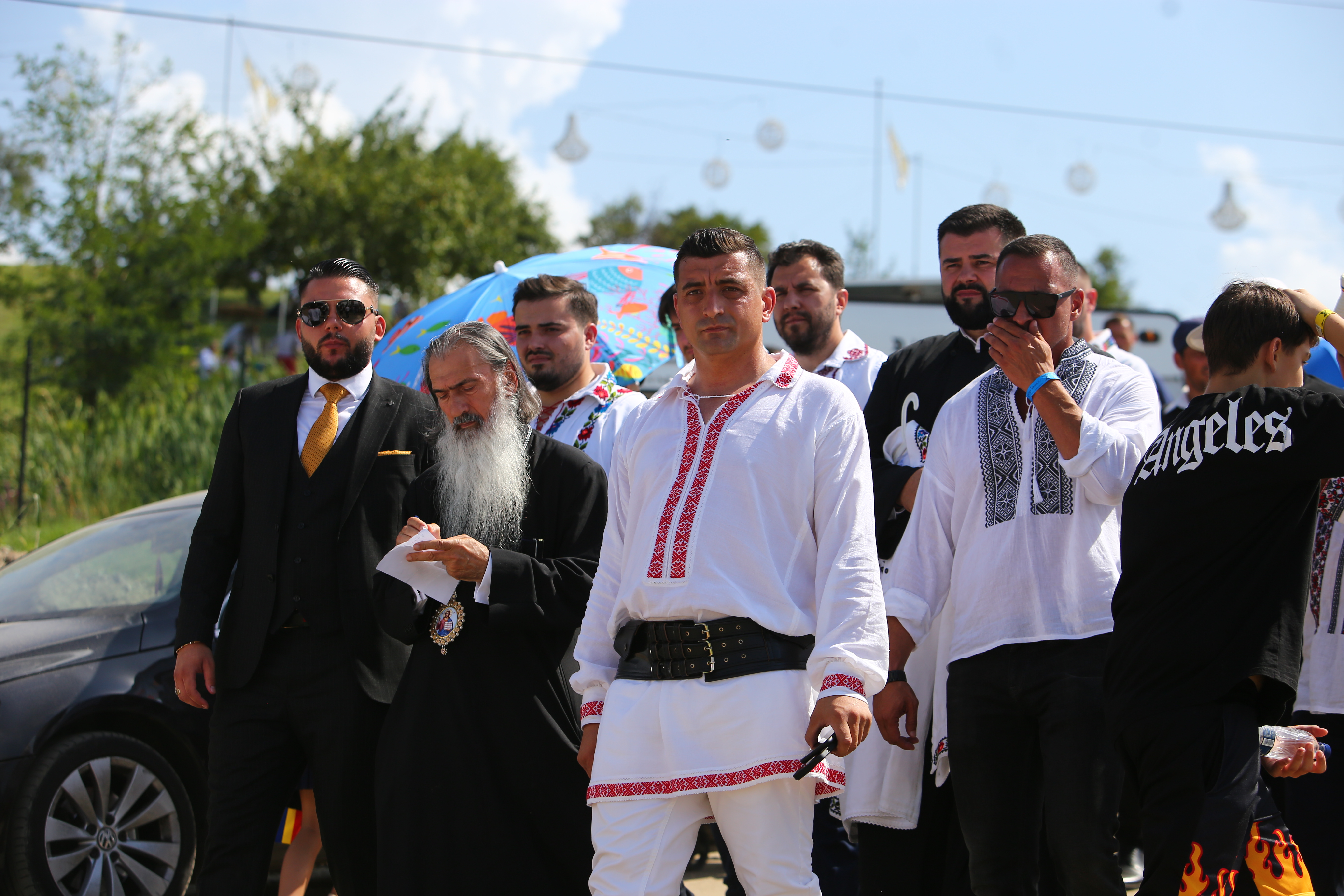 FOTO. Nunta lui George Simion, văzută de la fața locului. Câteva sute de oameni au rezistat în fața scenei, petrecerea a continuat până la 7 dimineața