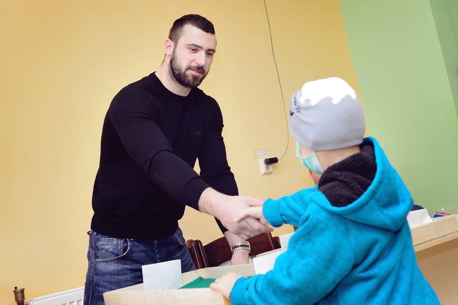 Andrei Stoica, Benny Adegbuyi, Alex Maxim, Belodedici şi Vlădoiu au oferit cadouri copiilor bolnavi de cancer