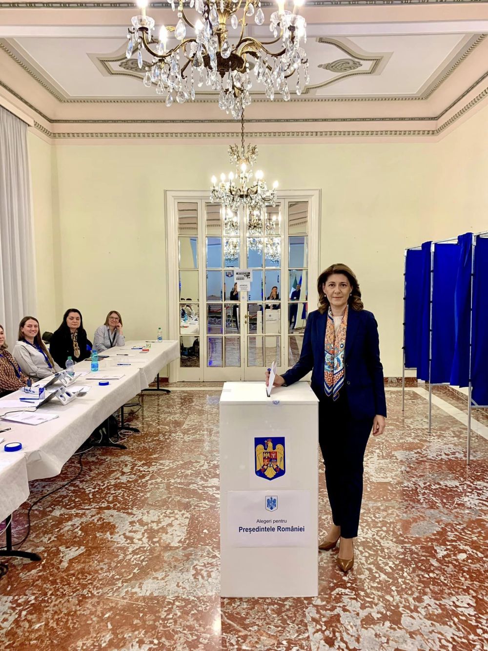 Imagini cu românii care au votat în diaspora la alegerile prezidențiale. Cel mai vârstnic alegător are 100 de ani