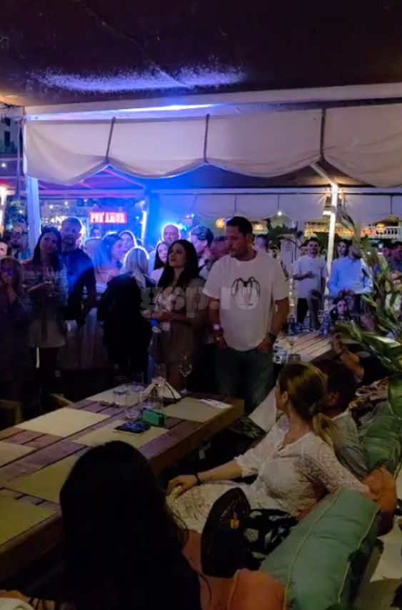 Loredana Groza, show pe masa lui Ianis și a lui Gheorghe Hagi la un local din Mamaia. Soțiile lor, Elena și Marilena, au fost de față