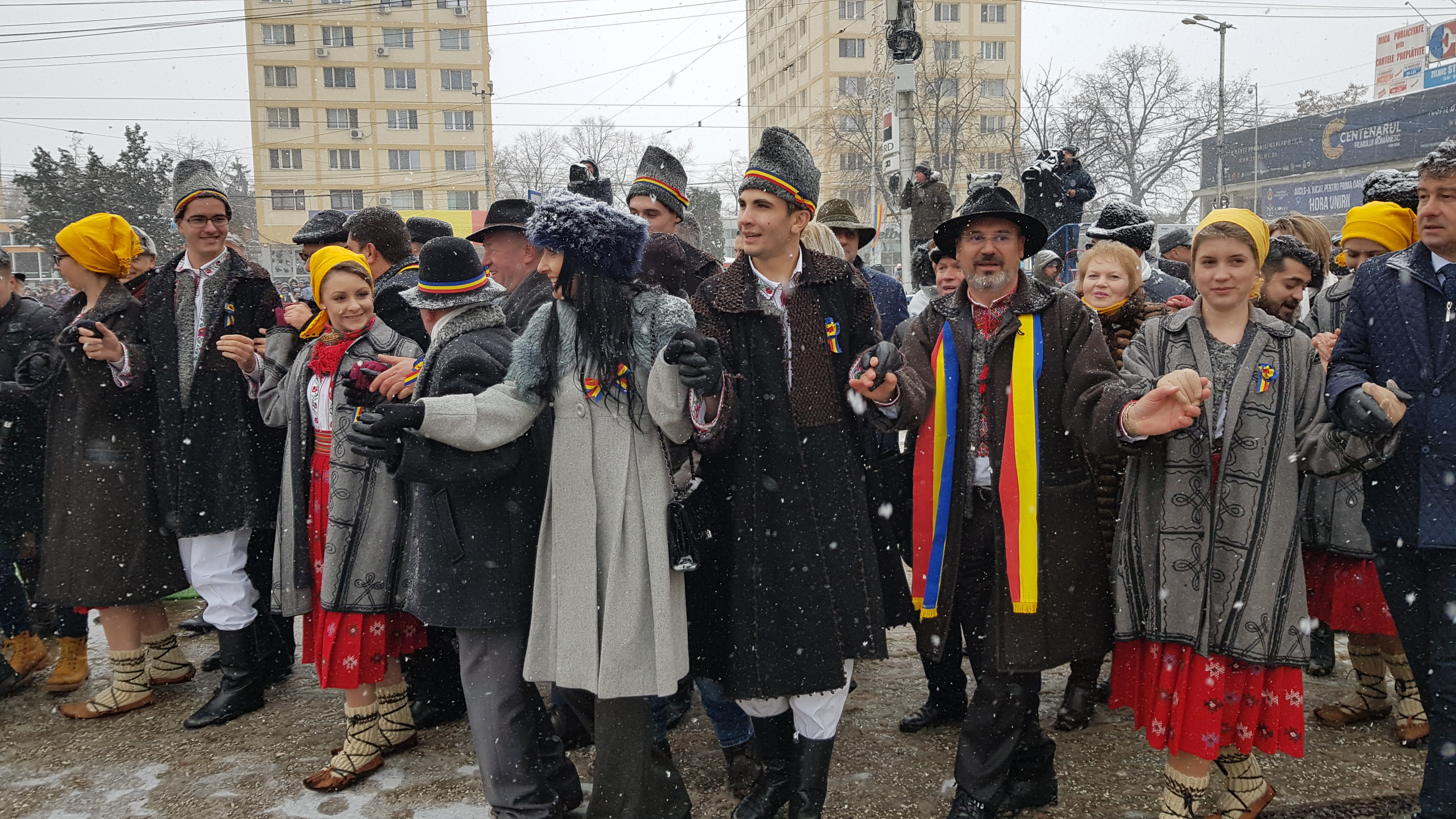 VIDEO&FOTO/ Ninsoare abundentă, huiduieli și discursuri anoste la Iași, în ziua Micii Uniri