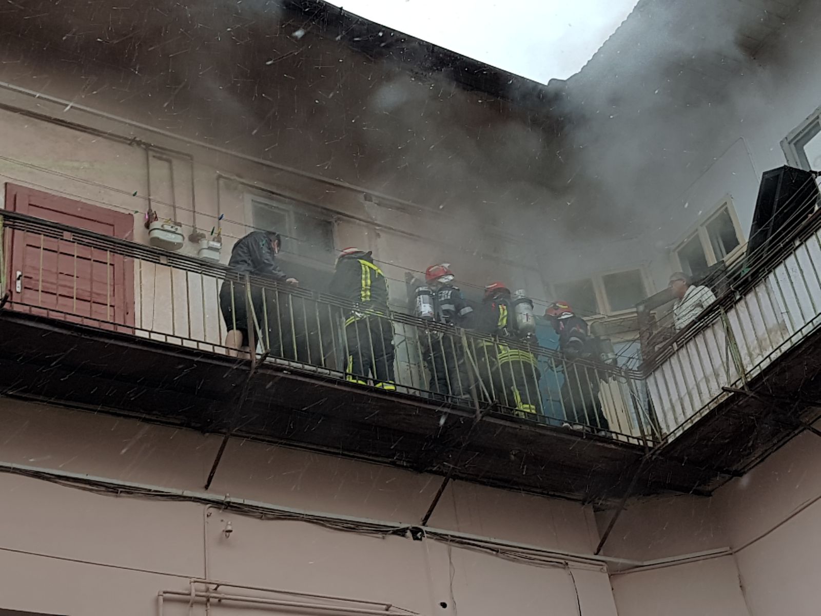 Un bărbat a murit carbonizat în urma unui incendiu în Brașov. A adormit cu lumânarea aprinsă/ FOTO
