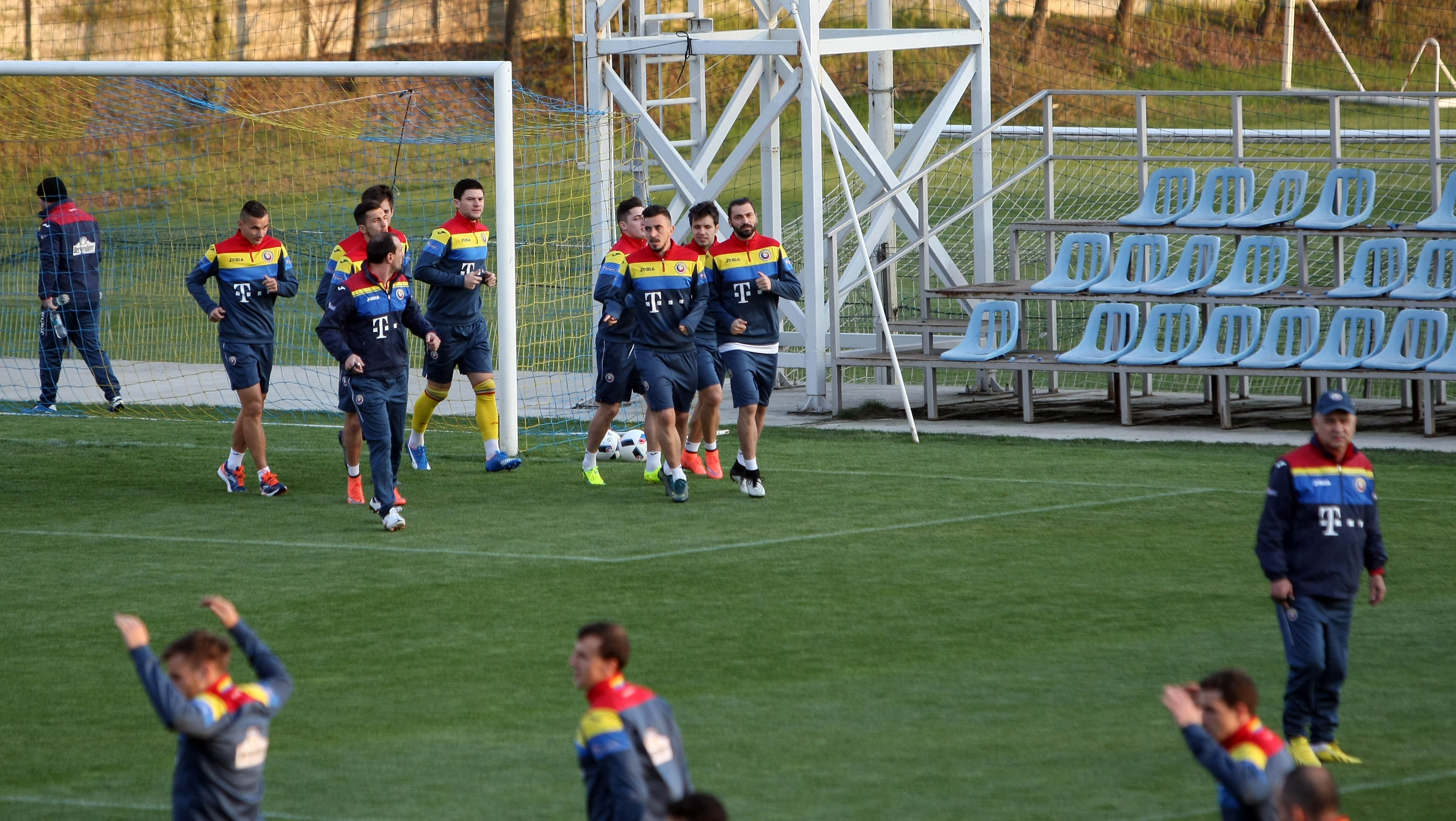 România - Lituania (amical, miercuri, 20.00, Giurgiu). Atenție, tricolori! Iordănescu, cel mai prost plătit selecționer de la Euro,  nu glumește! ”Tata Puiu” a lăsat mereu acasă jucători care au jucat în preliminarii și a luat câte trei-patru debutanți la turneele finale