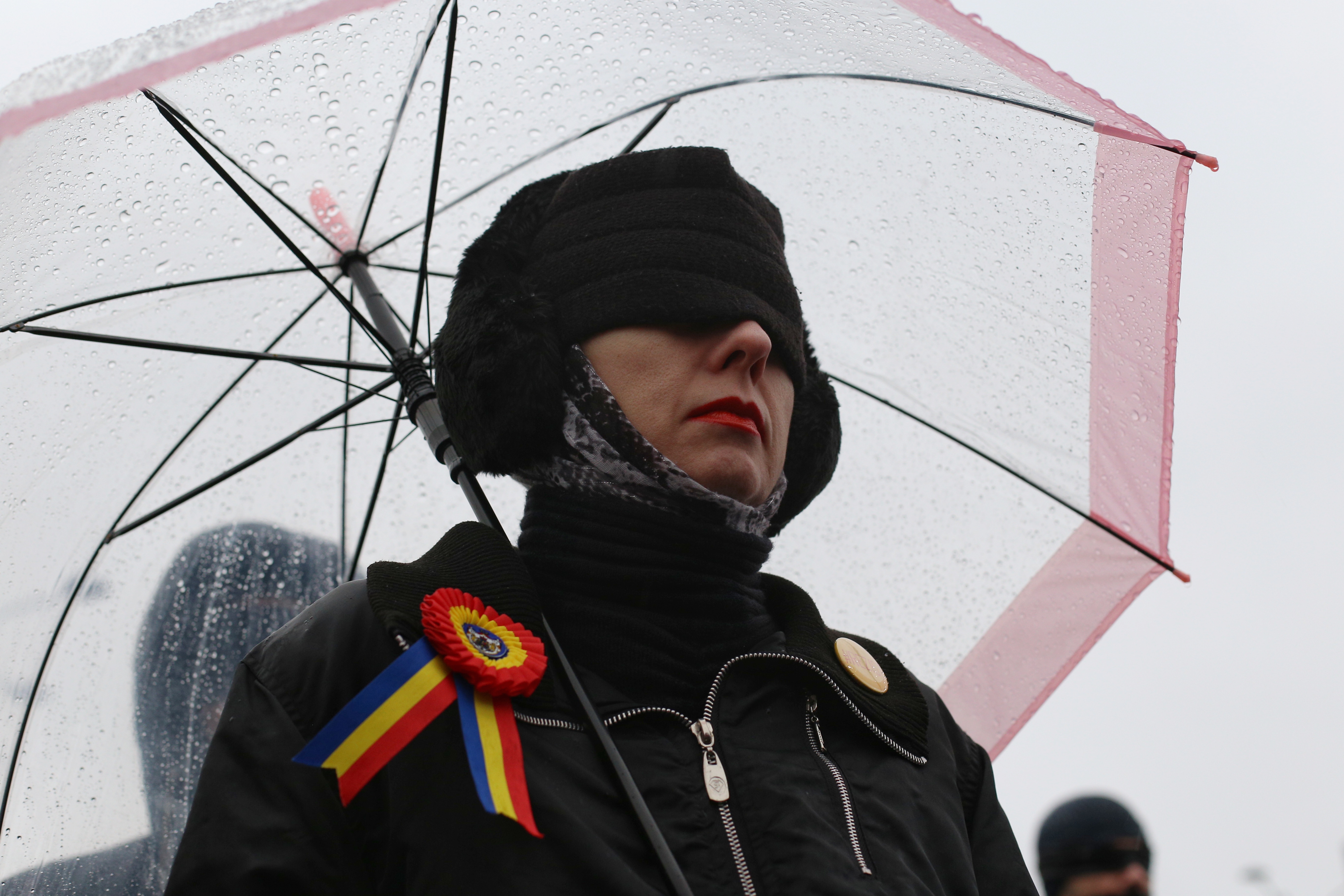 VIDEO/ Oana Pellea și Marius Manole, legați la ochi pentru "noua eră a nepuțintei". Protest mut în Piața Victoriei, duminică 17 decembrie